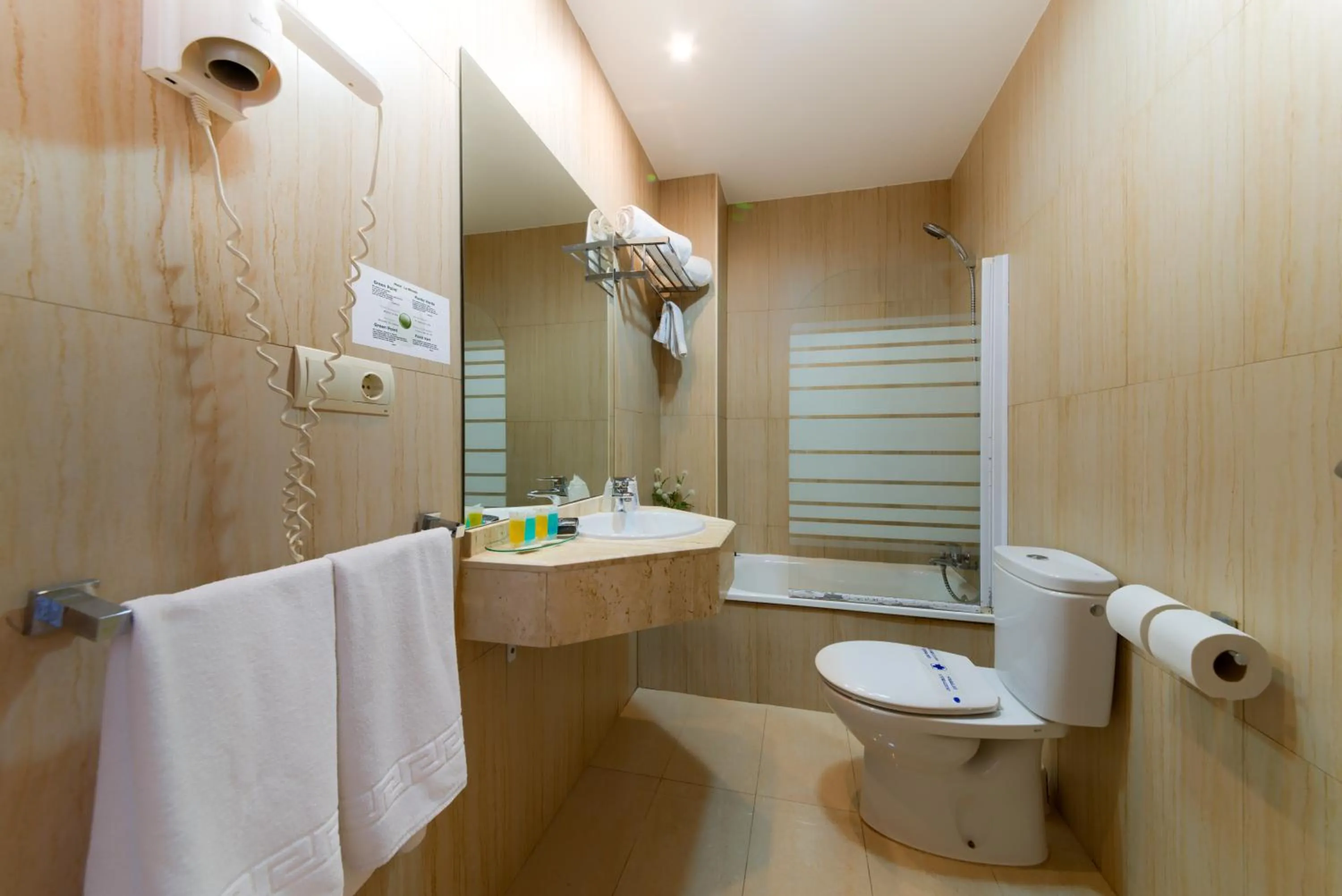 Bathroom in Hotel La Mirada