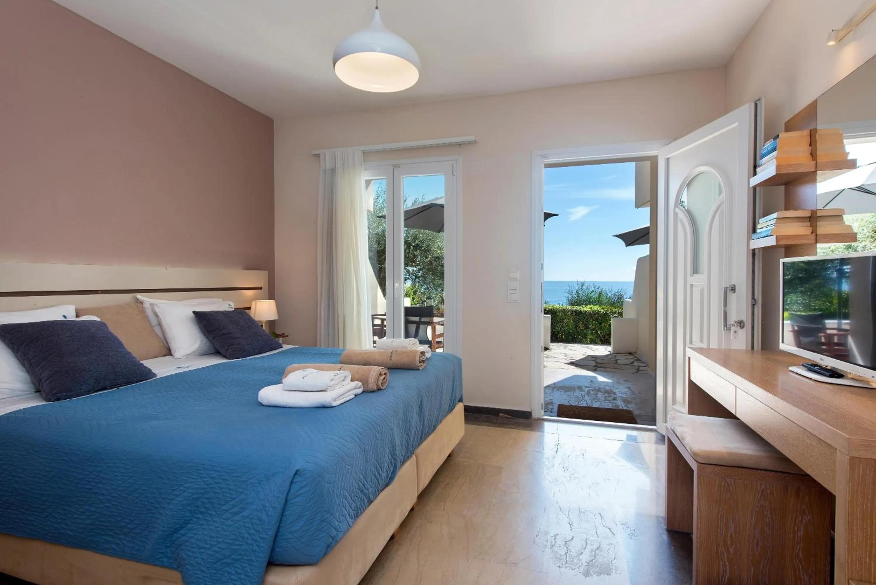 Bed in Krouzeri Beach Apartments