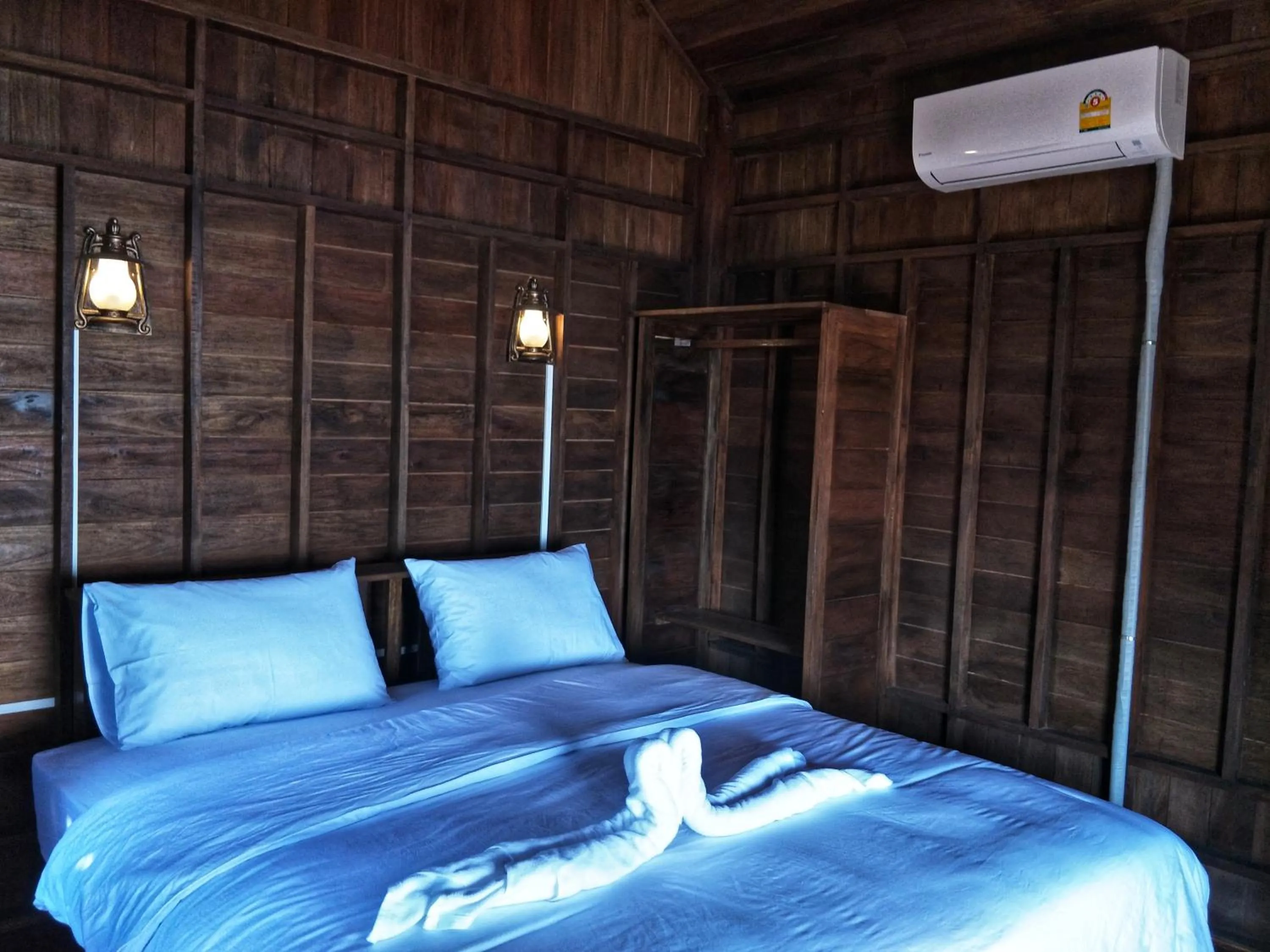 Bedroom, Bed in Moondance Magic View Bungalow