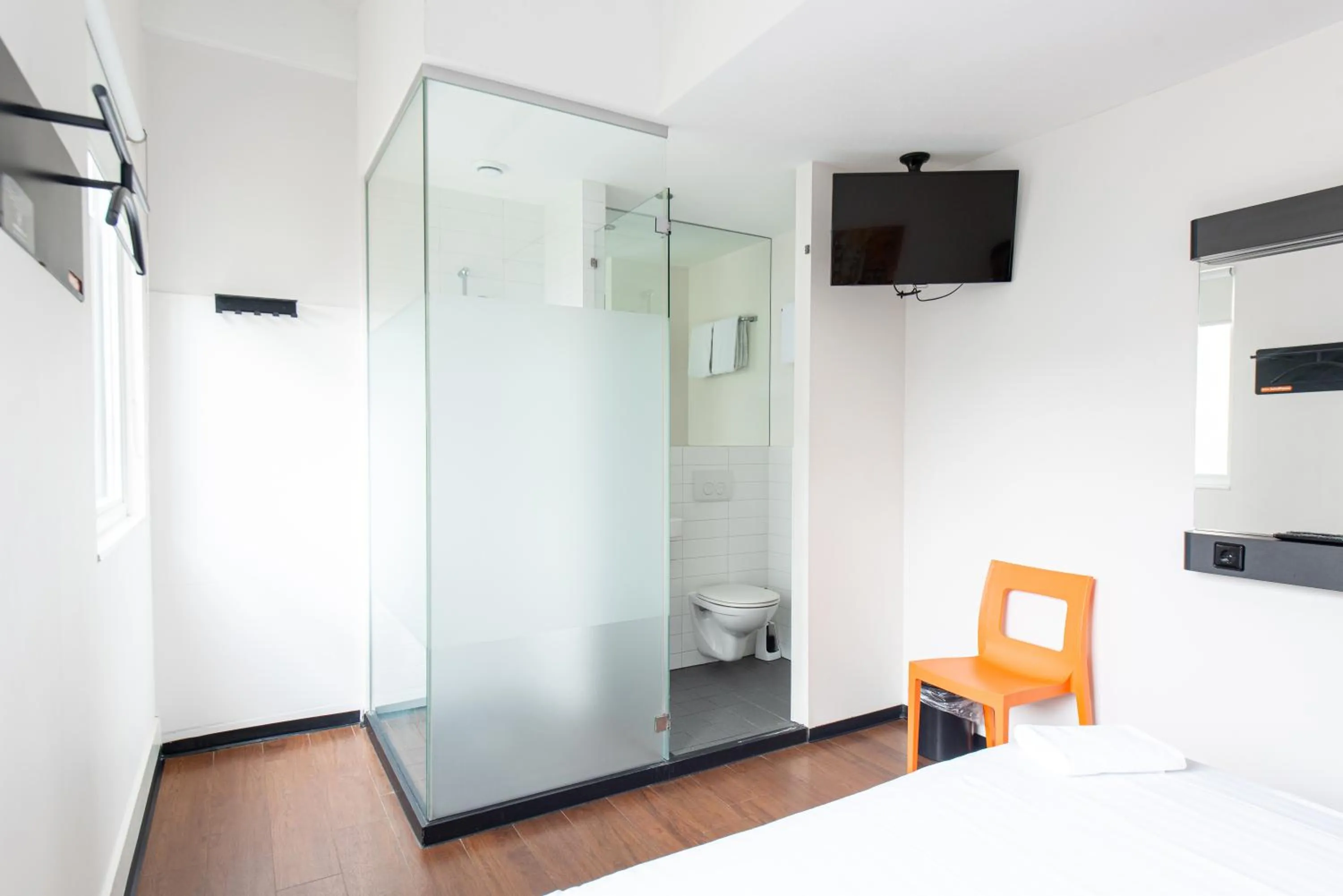 Bedroom, Bed in easyHotel Amsterdam City Centre South