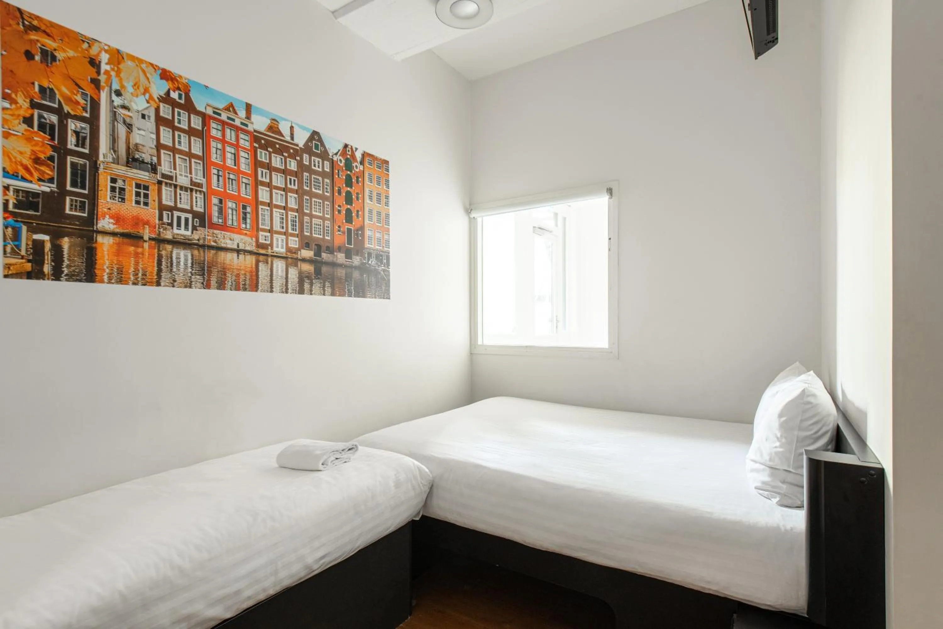 Bedroom, Bed in easyHotel Amsterdam City Centre South