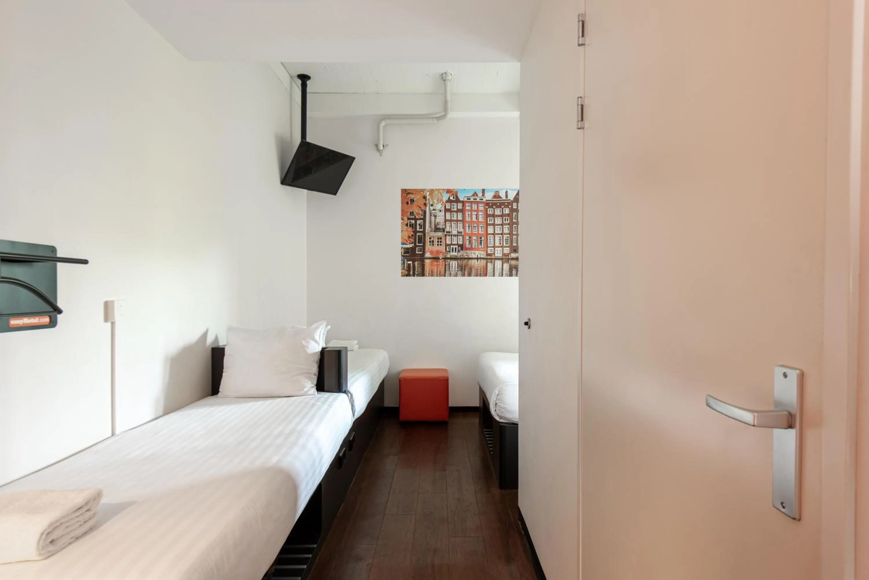 Bedroom, Bed in easyHotel Amsterdam City Centre South