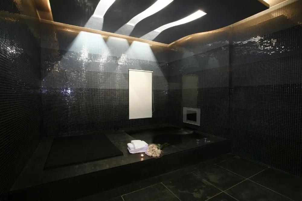 Bath in Chateau Boutique Motel