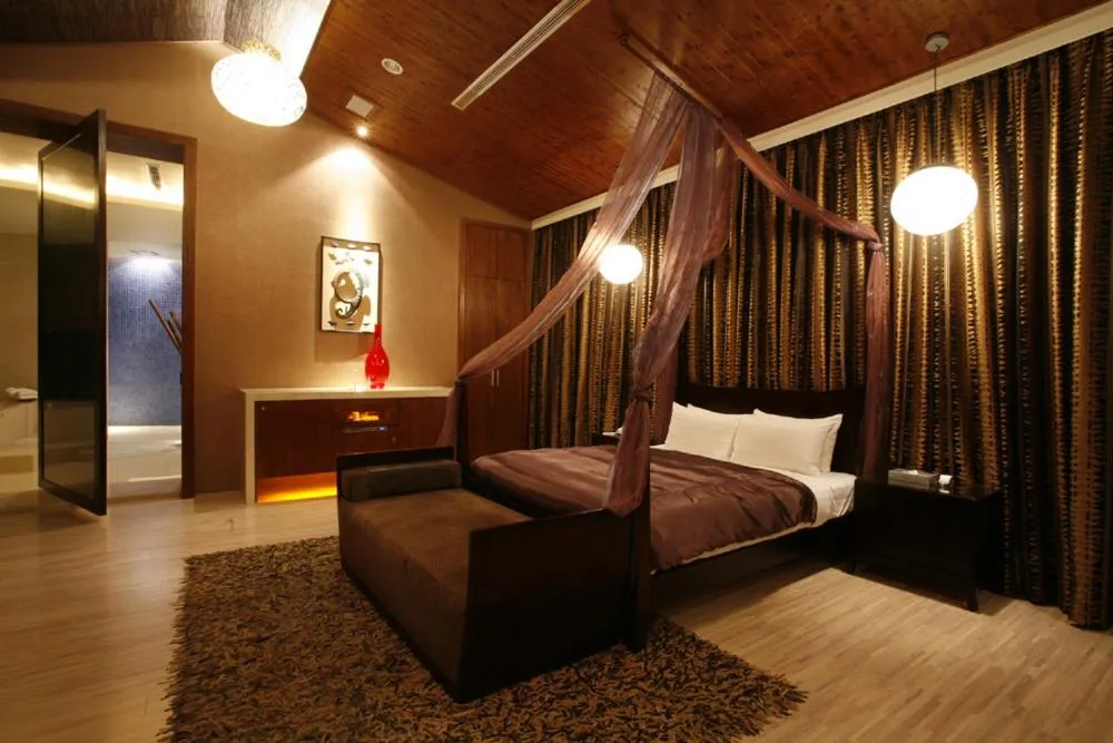 bunk bed, Bed in Chateau Boutique Motel