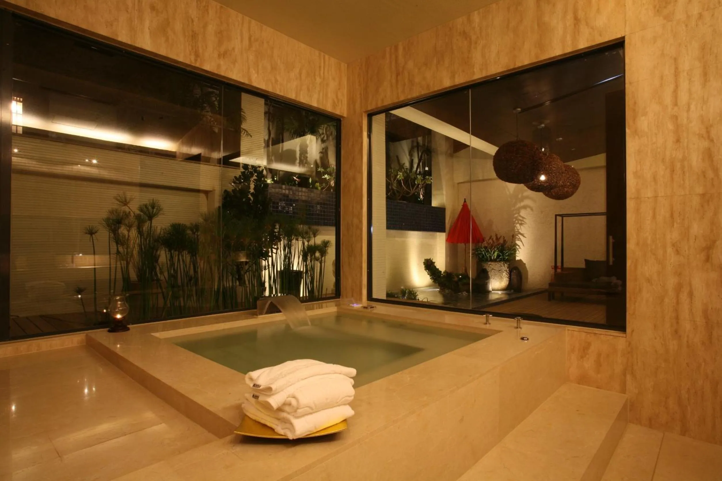 Bath in Chateau Boutique Motel