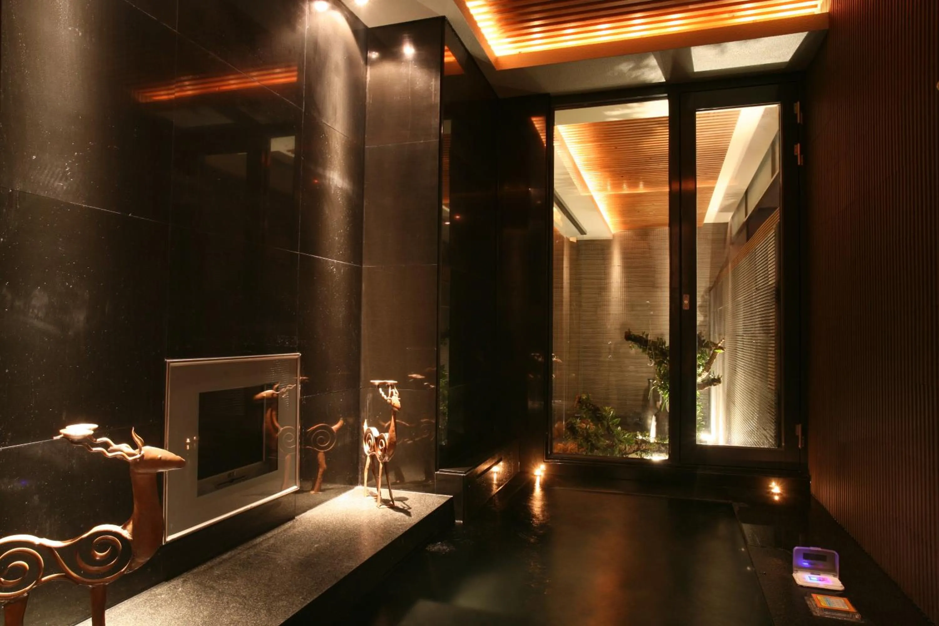 Bath in Chateau Boutique Motel