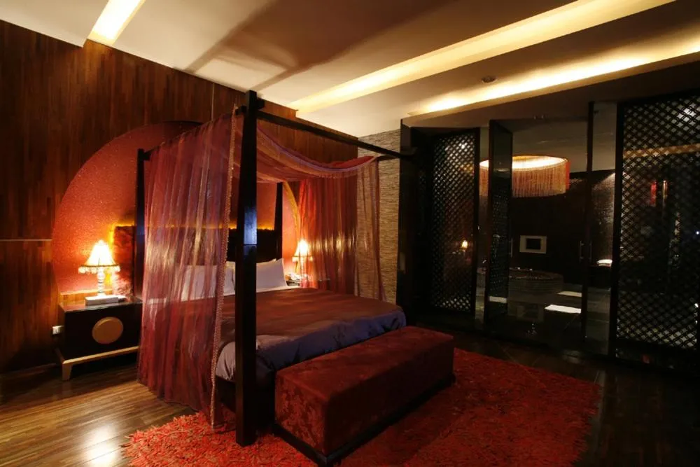 bunk bed, Bed in Chateau Boutique Motel