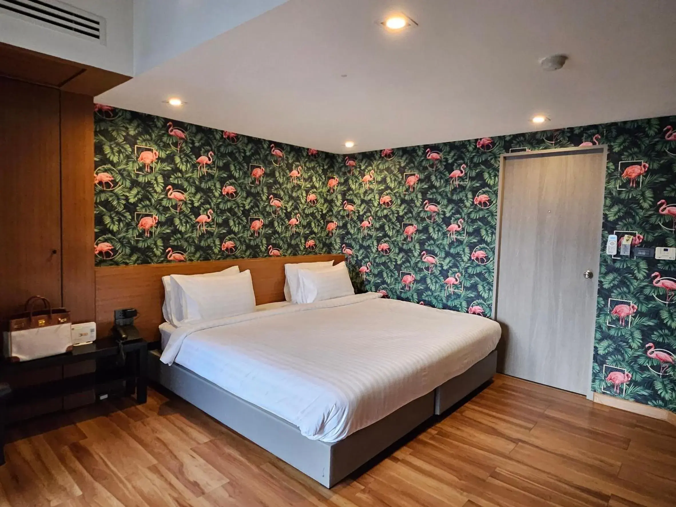 King Room with Balcony in White Palace Bangkok King Room with Balcony in White Palace Bangkok