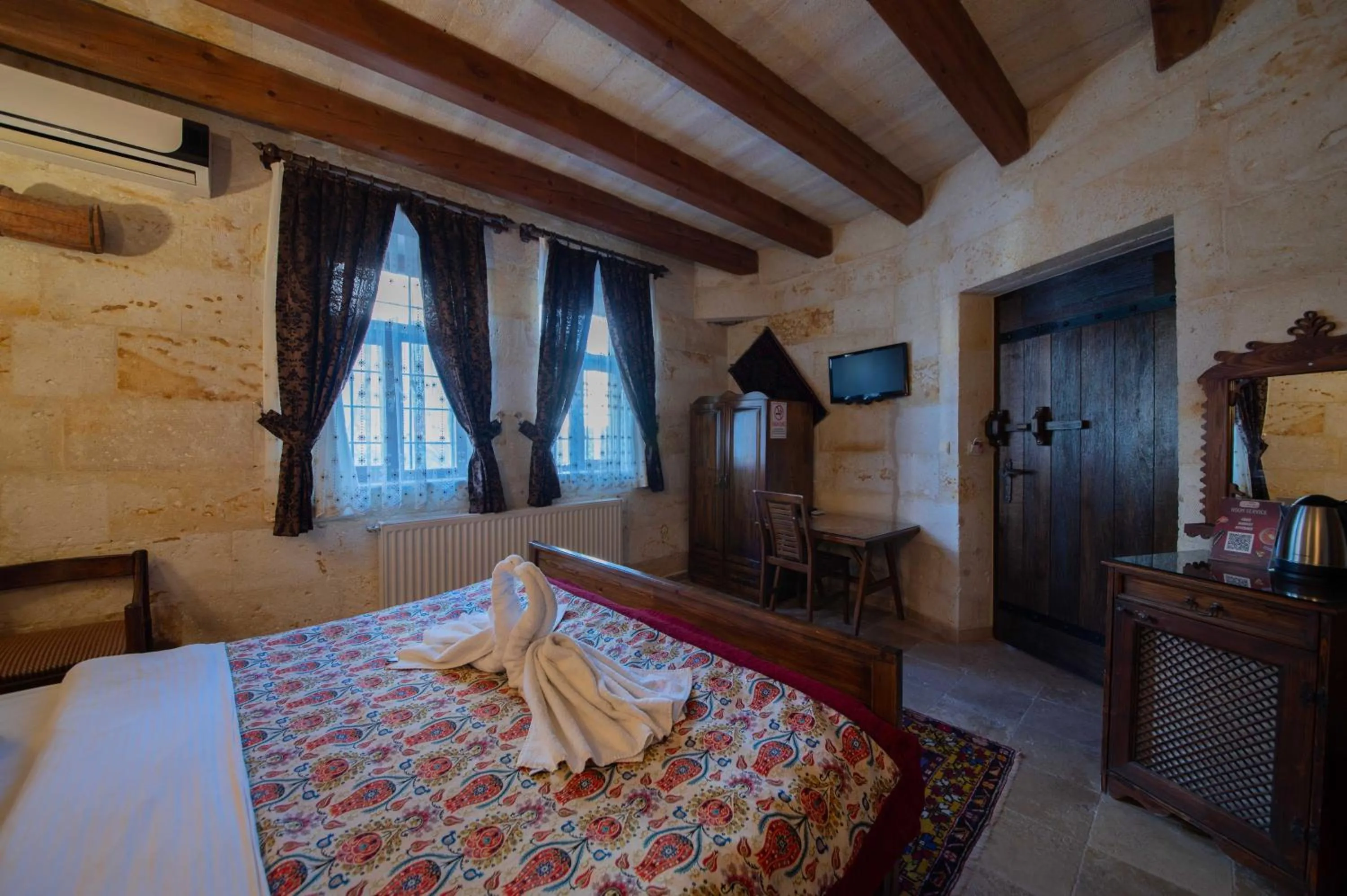 Photo of the whole room, Bed in Safran Cave Hotel