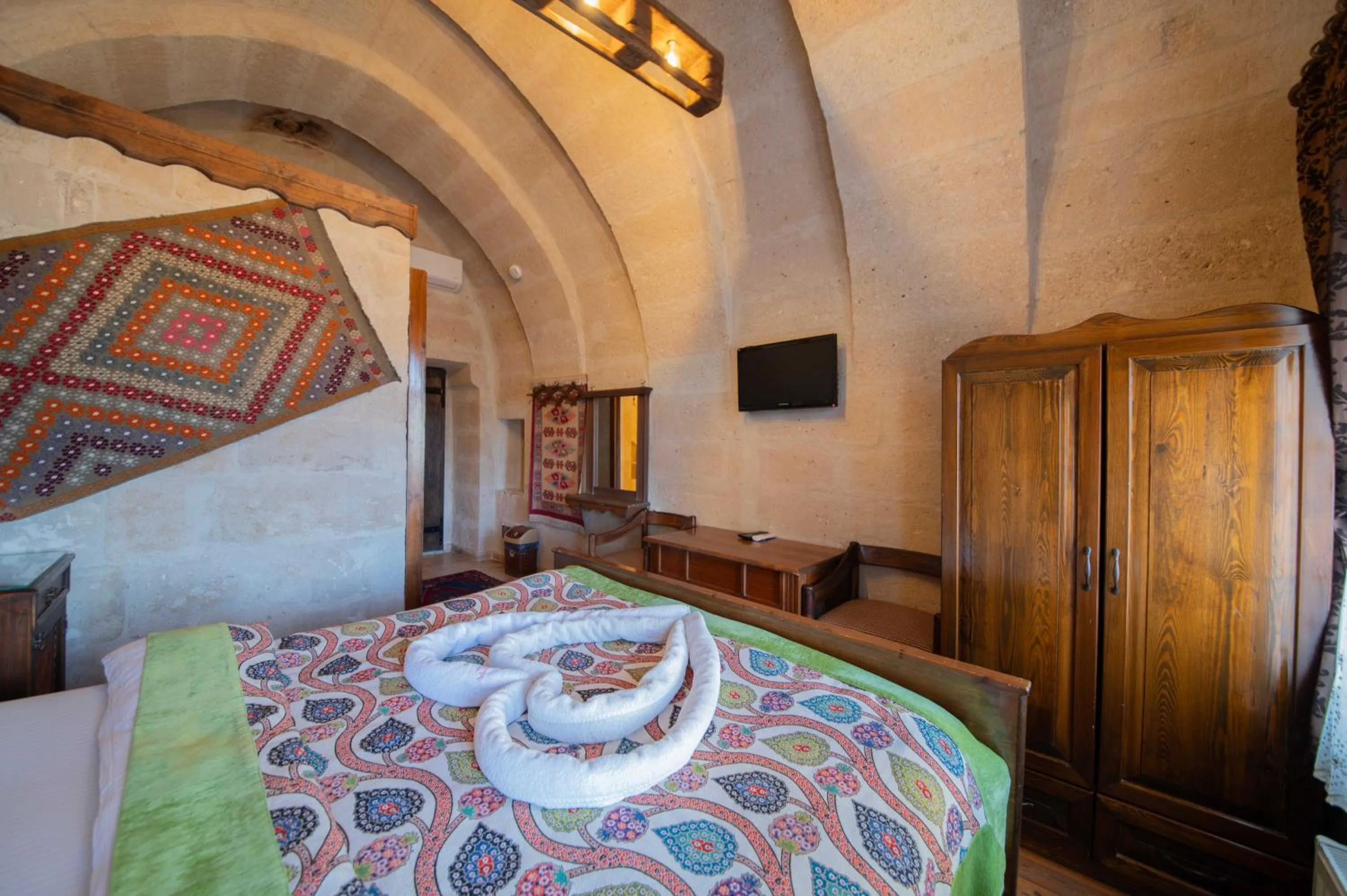 Photo of the whole room, Bed in Safran Cave Hotel