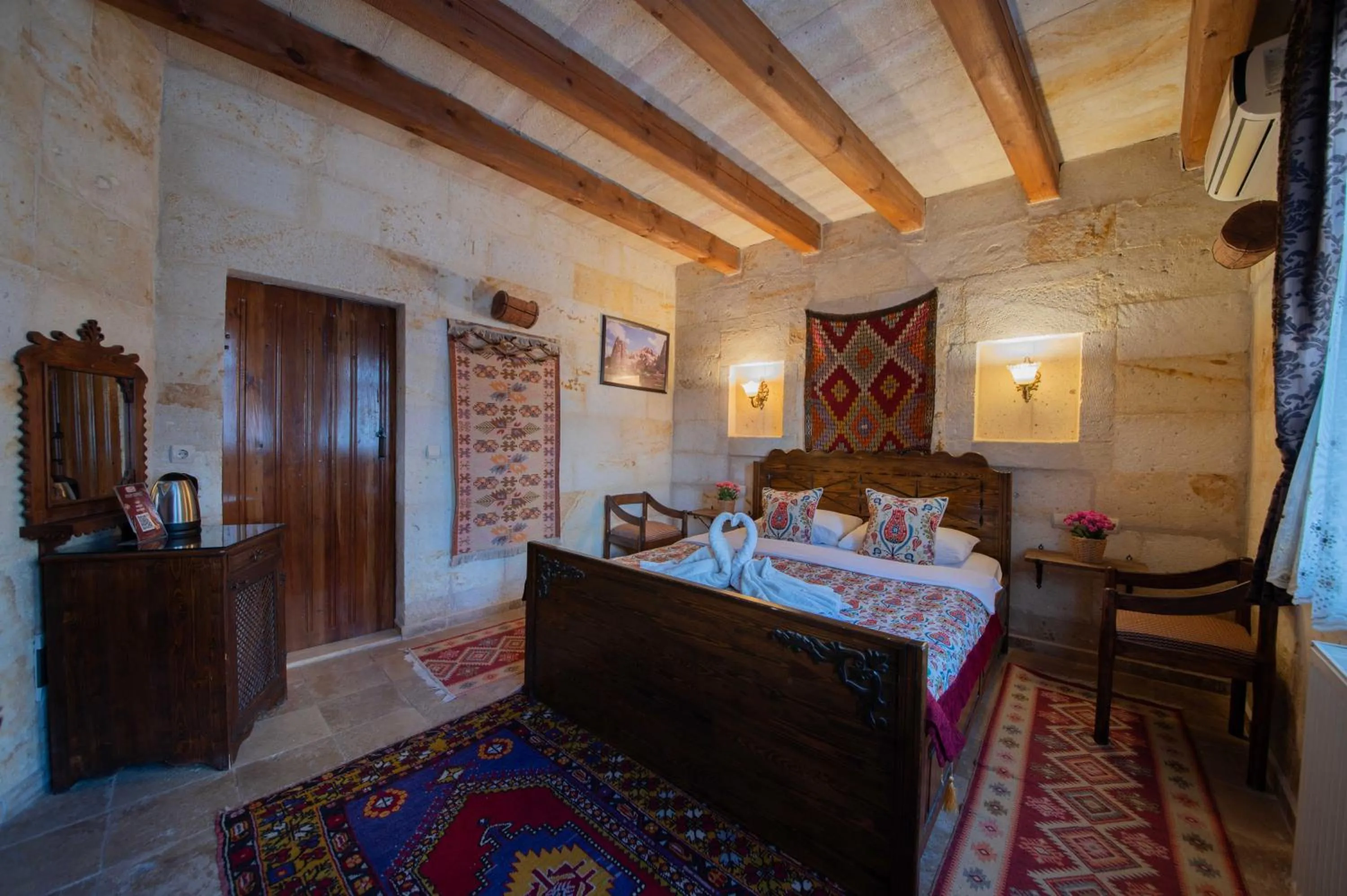 Photo of the whole room, Bed in Safran Cave Hotel