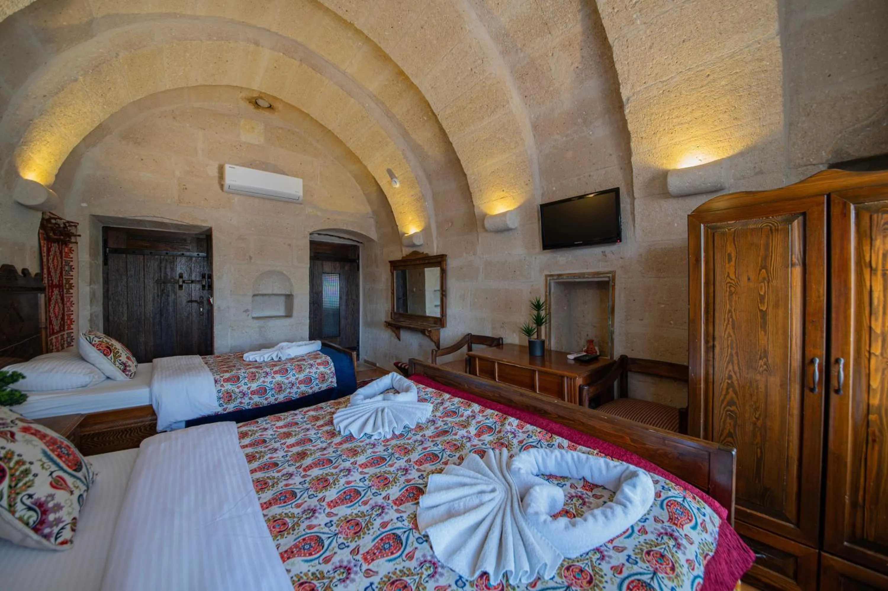 Photo of the whole room, Bed in Safran Cave Hotel