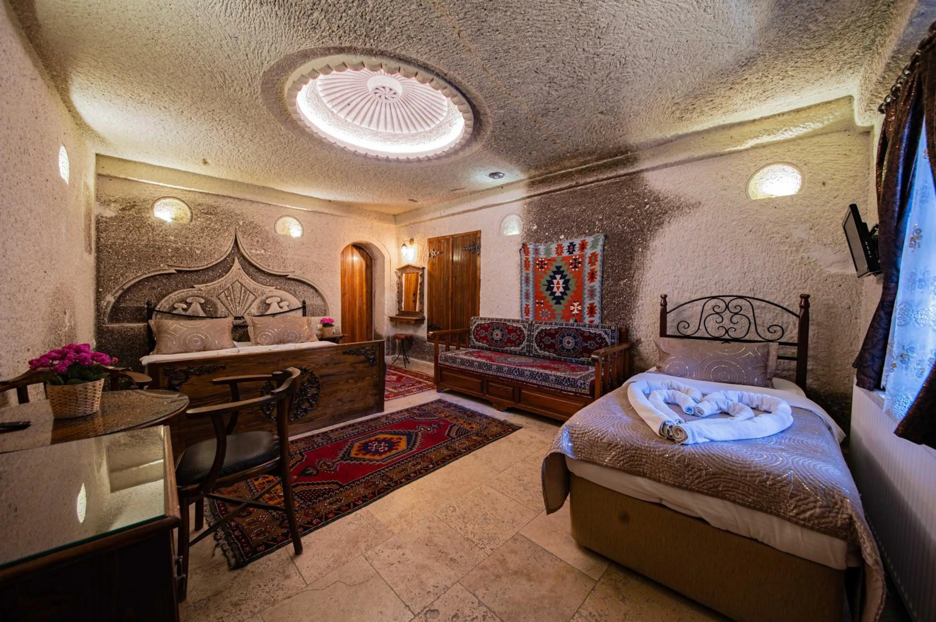 Photo of the whole room, Bed in Safran Cave Hotel