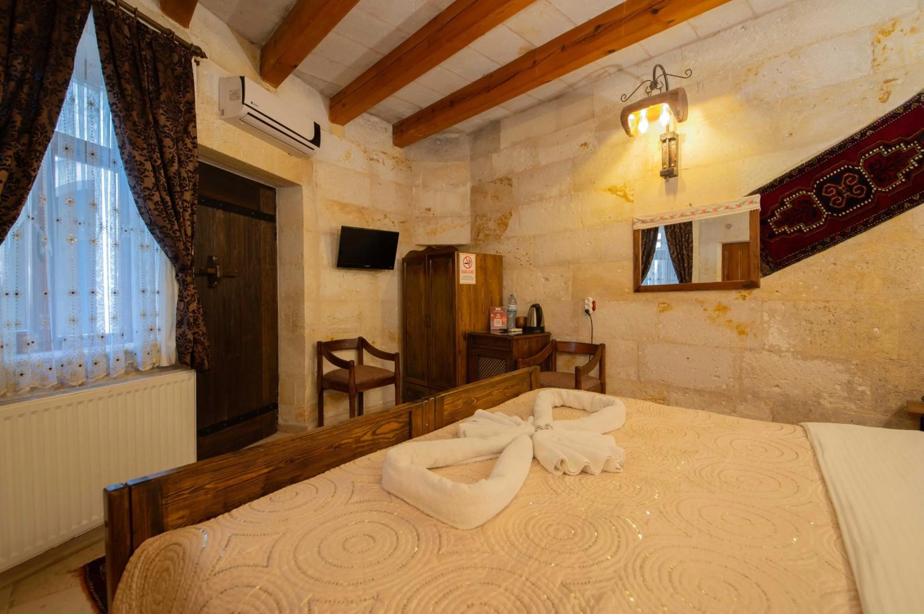 Photo of the whole room, Bed in Safran Cave Hotel