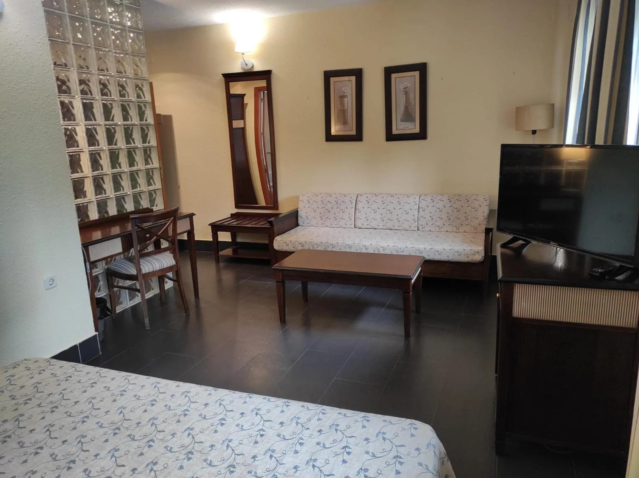 Photo of the whole room, Bed in Hotel Prado Real