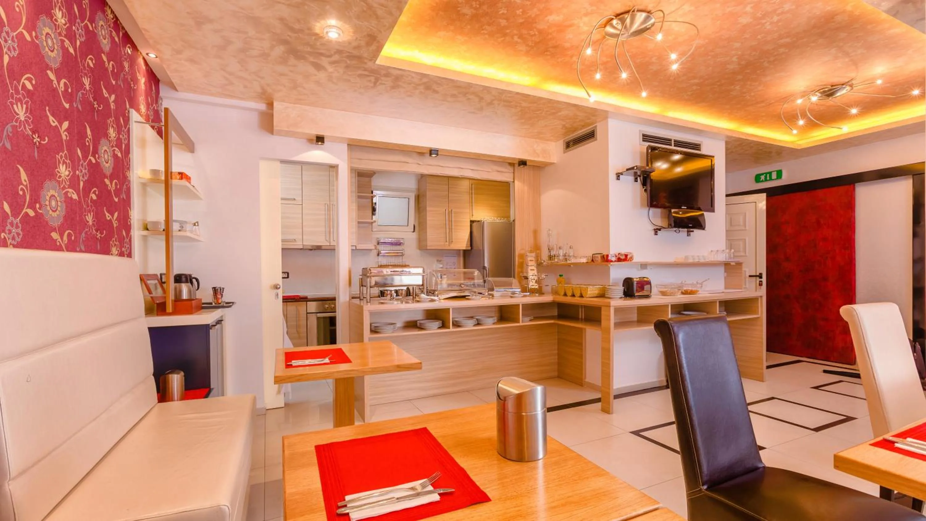 Restaurant/places to eat in Meridian Hotel