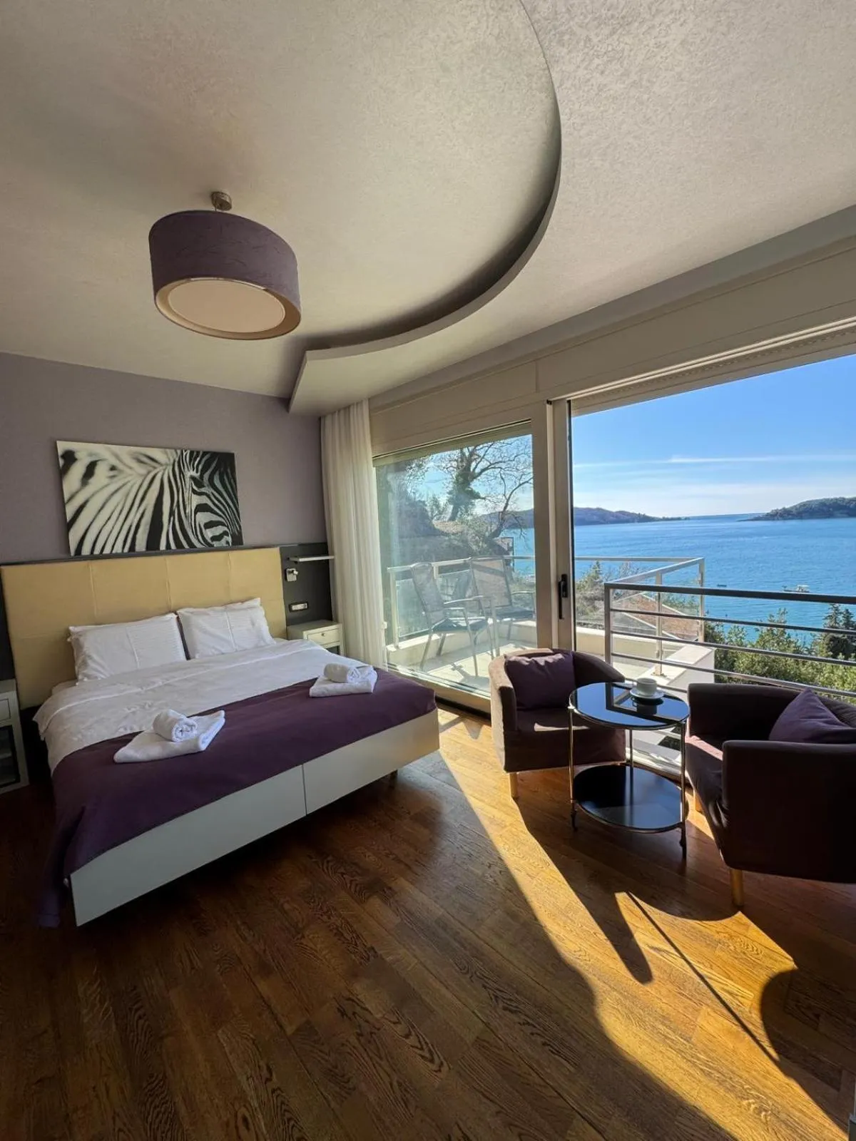 Balcony/Terrace, Bed in Meridian Hotel