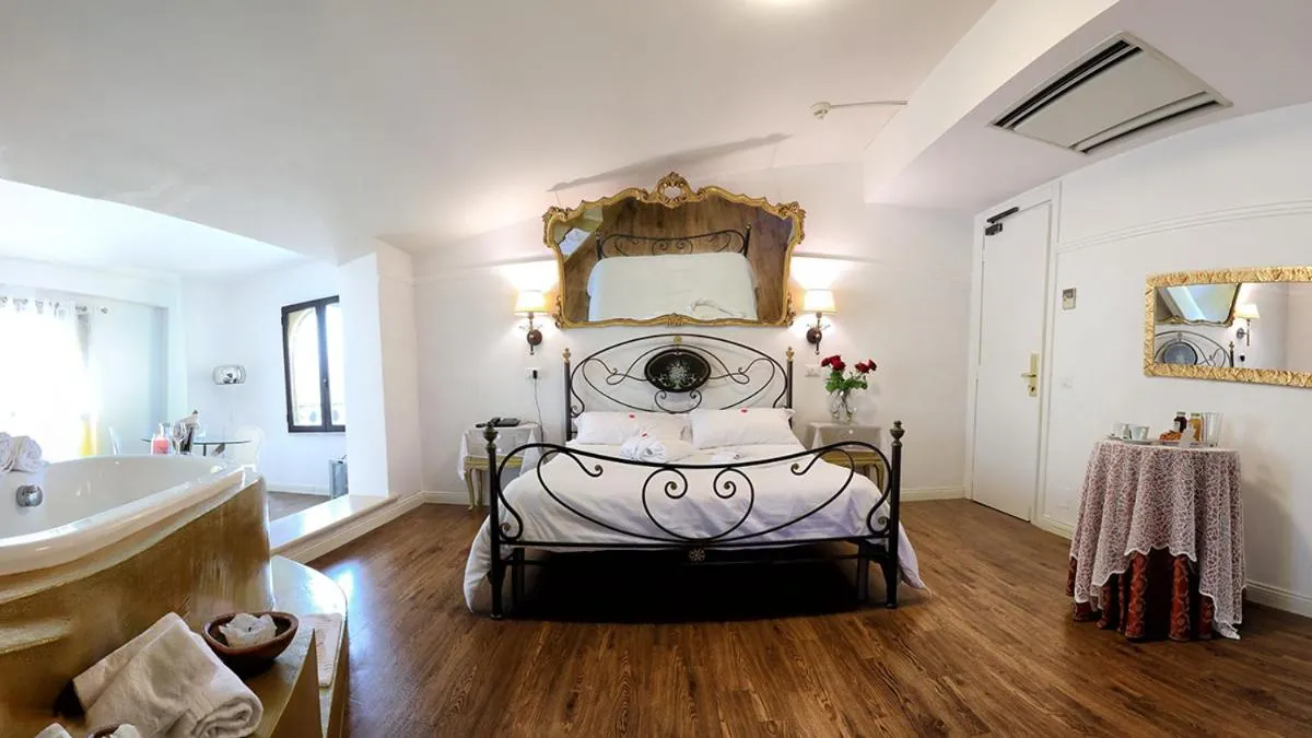 Shower, Bed in Hotel Al Castello