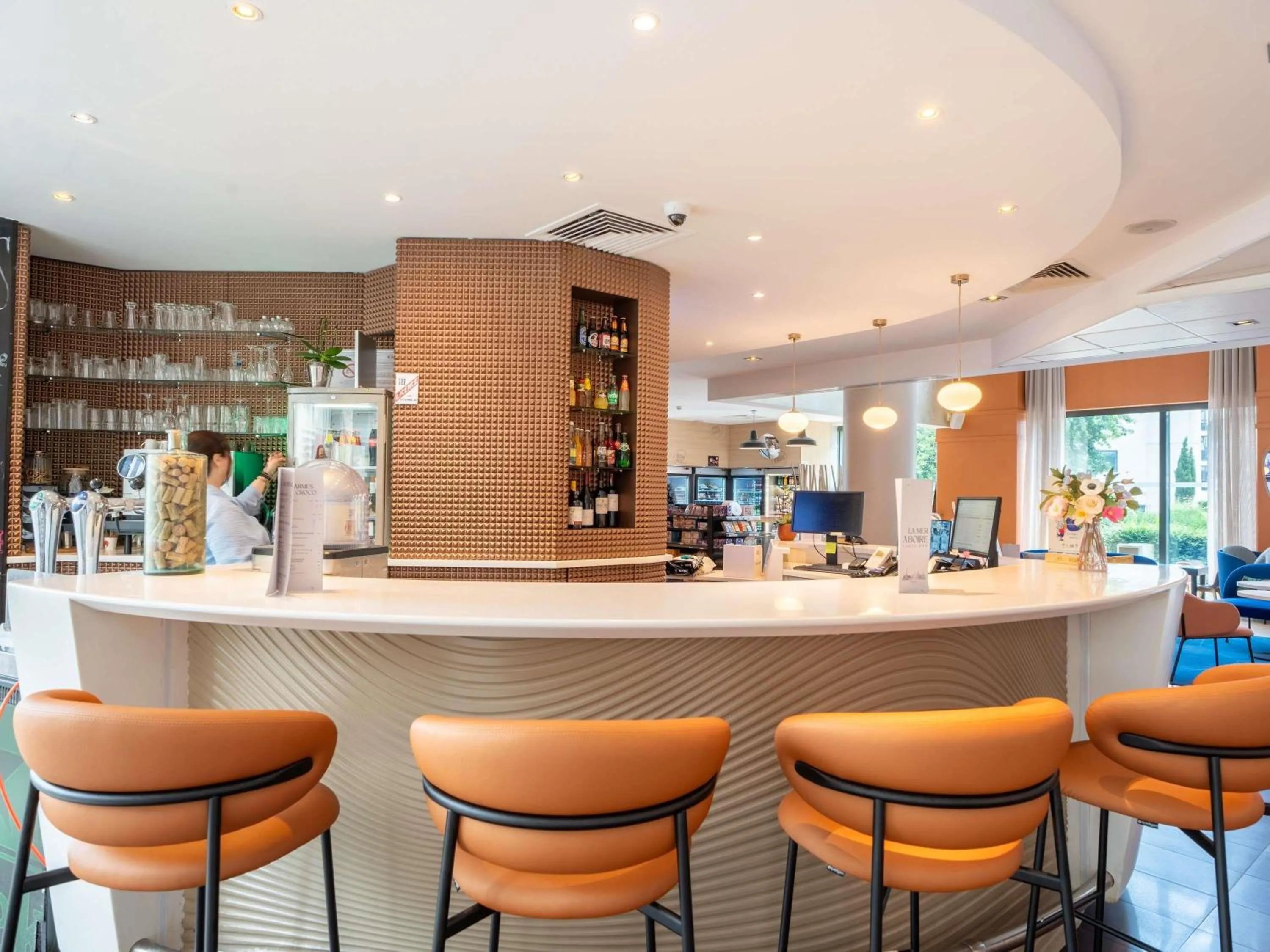 Lounge or bar in Novotel Suites Paris Issy Les Moulineaux