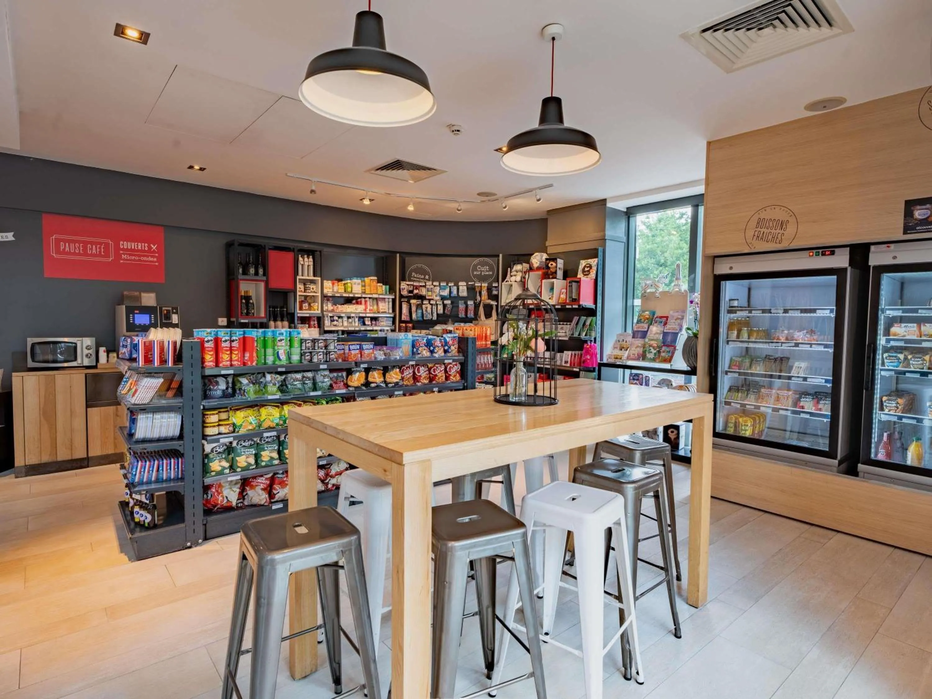 Lounge or bar in Novotel Suites Paris Issy Les Moulineaux