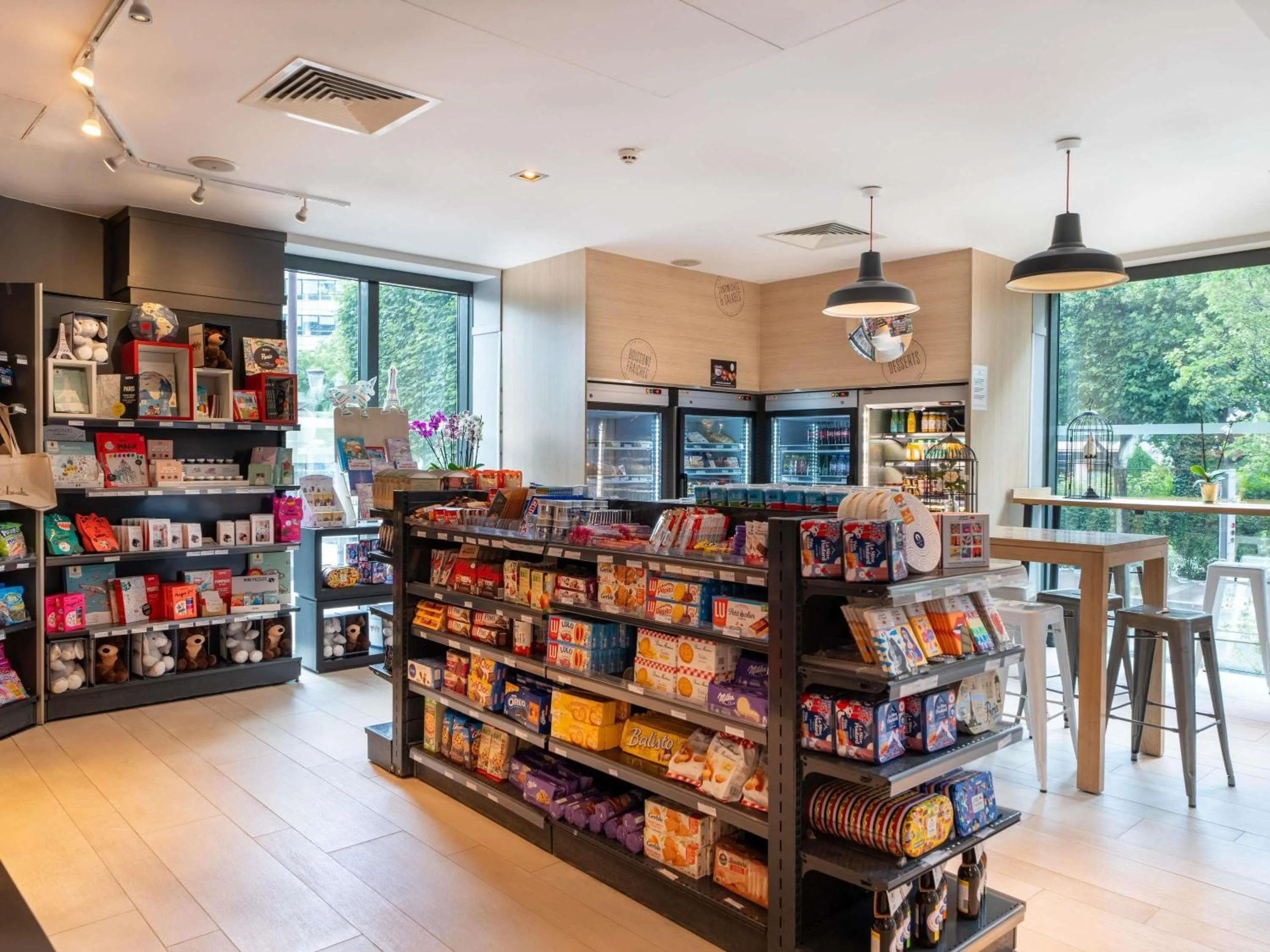 Lounge or bar in Novotel Suites Paris Issy Les Moulineaux