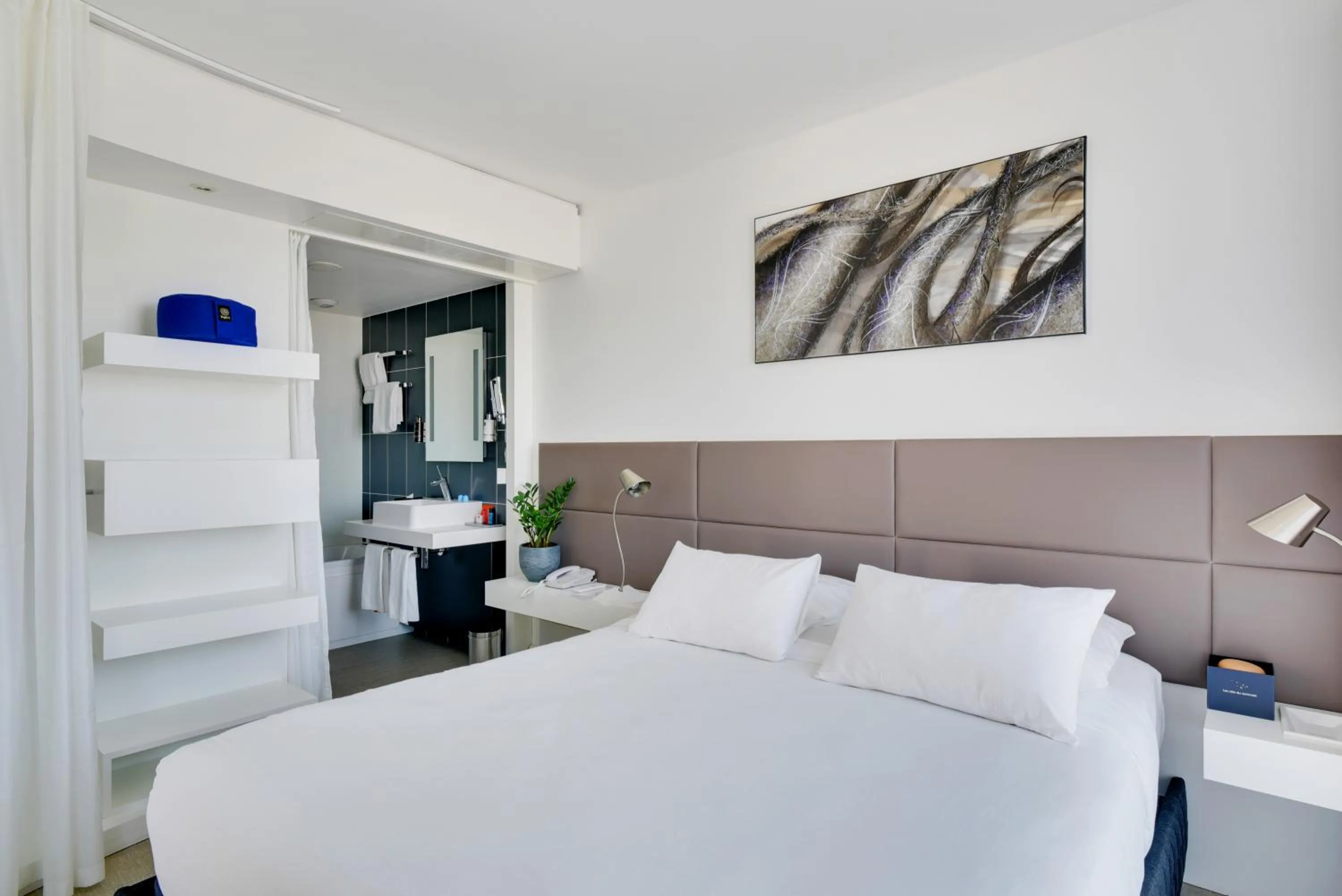 Shower, Bed in Novotel Suites Paris Issy Les Moulineaux