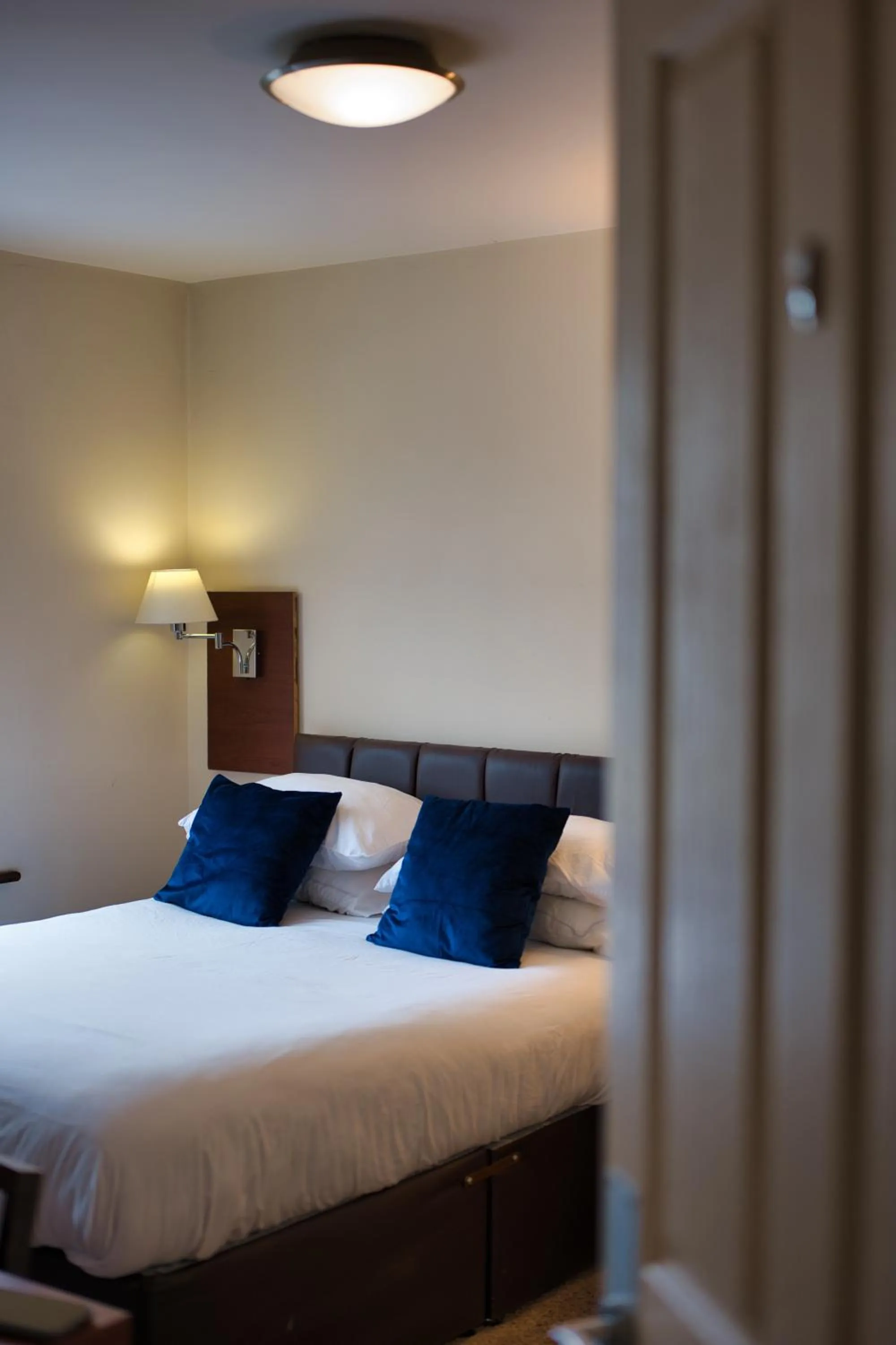 Bedroom, Bed in Clifton House Brighton