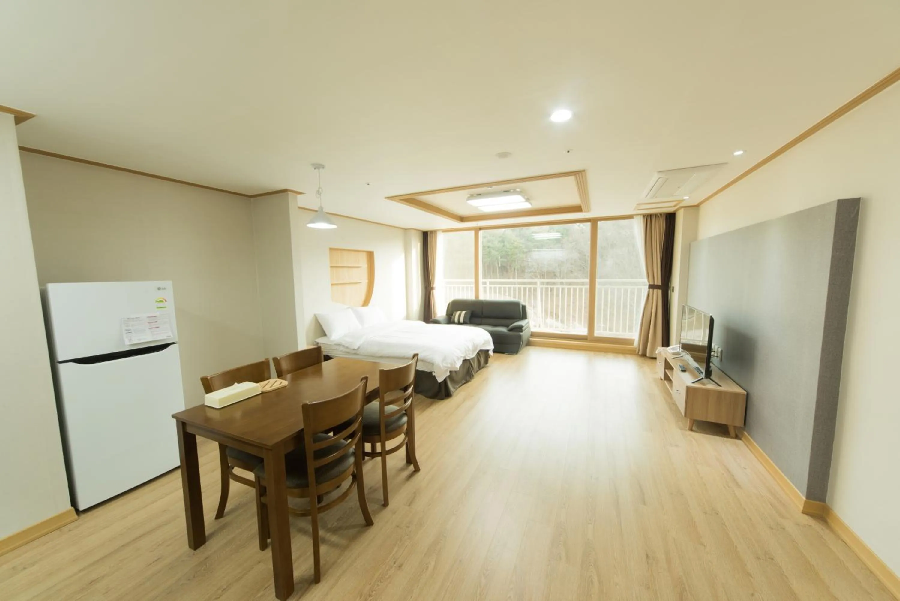 Dining area in Lake Ocean Resort Sokcho