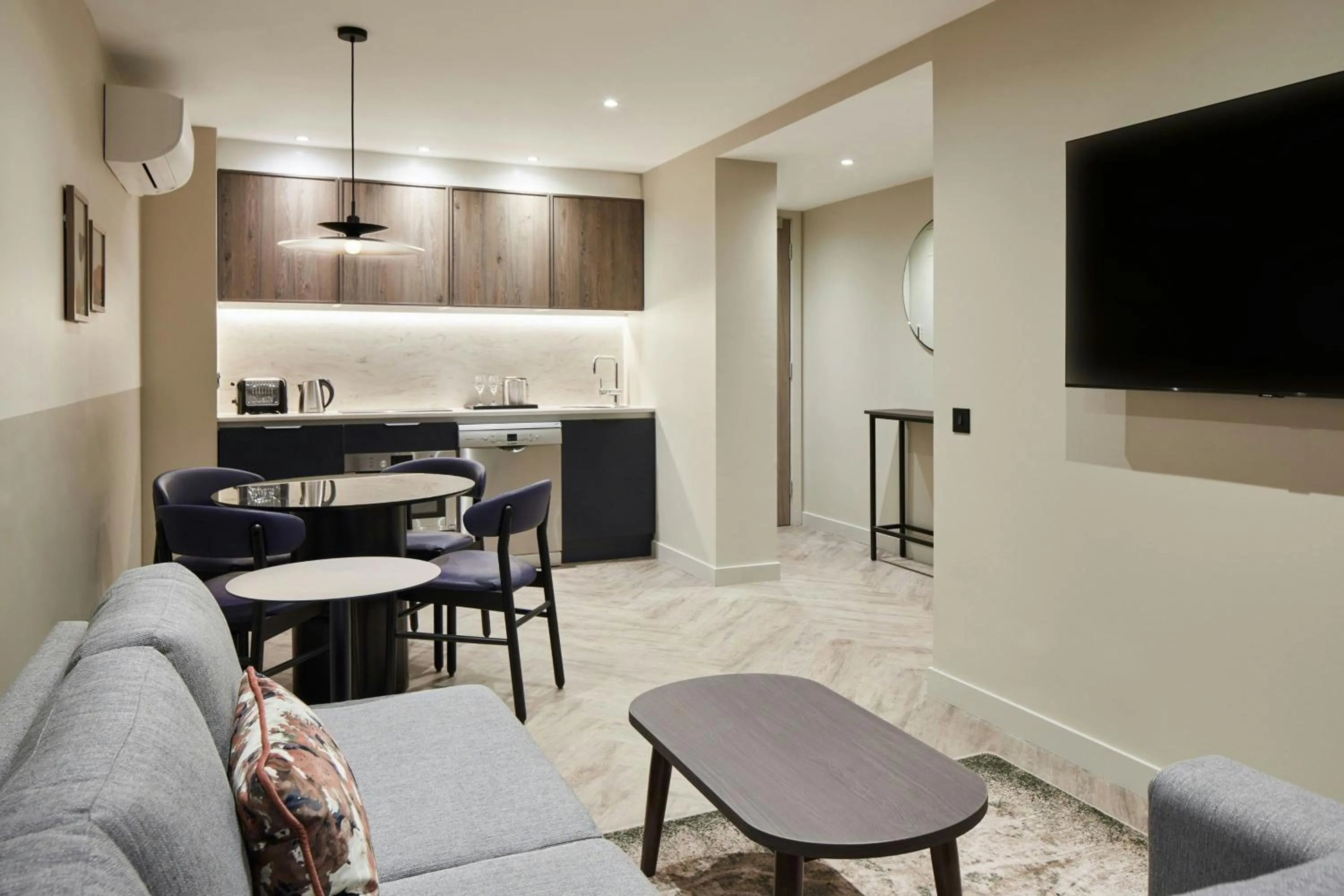 TV and multimedia in Residence Inn by Marriott Edinburgh