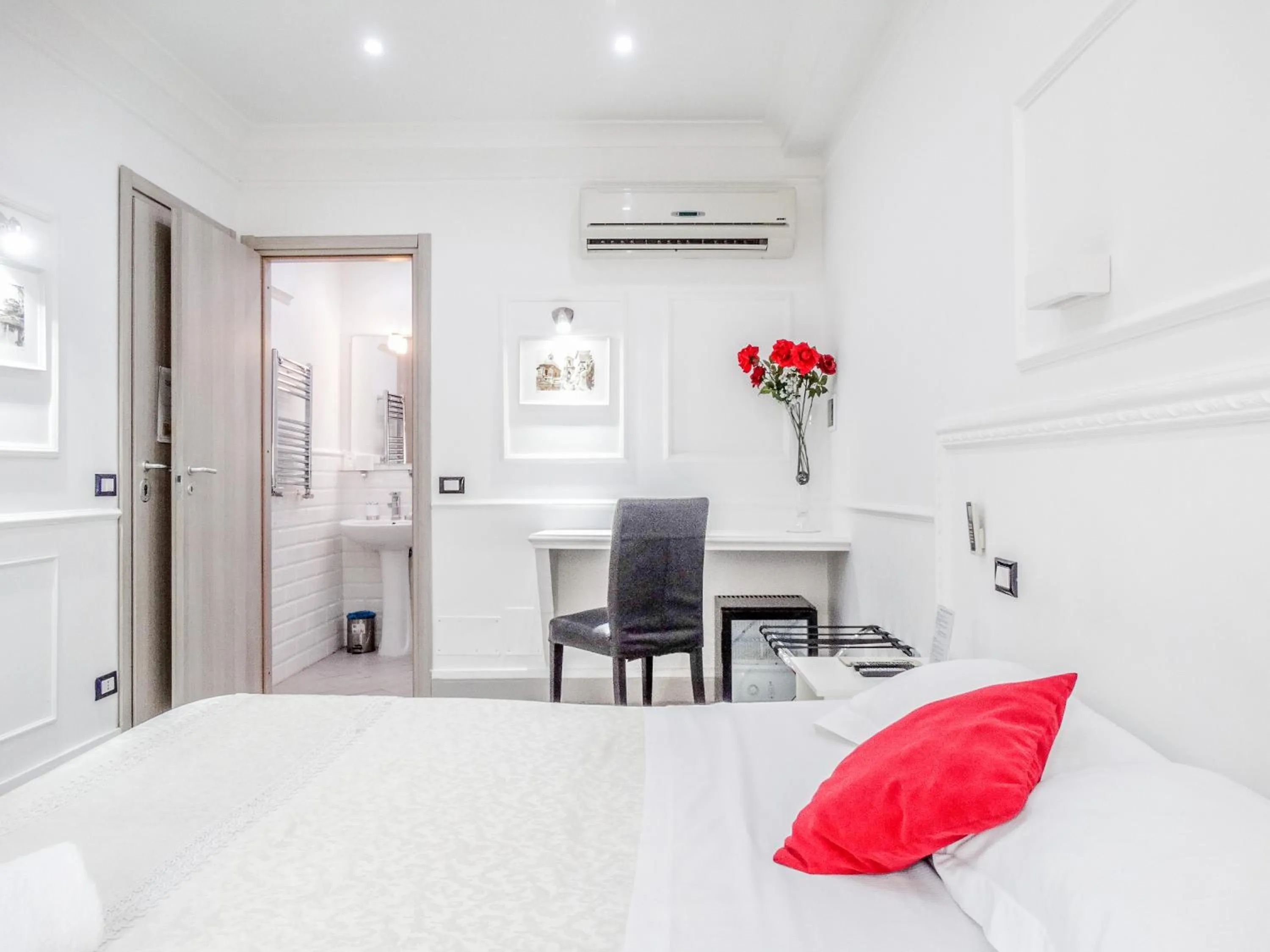 Photo of the whole room, Bed in Rome Central Inn