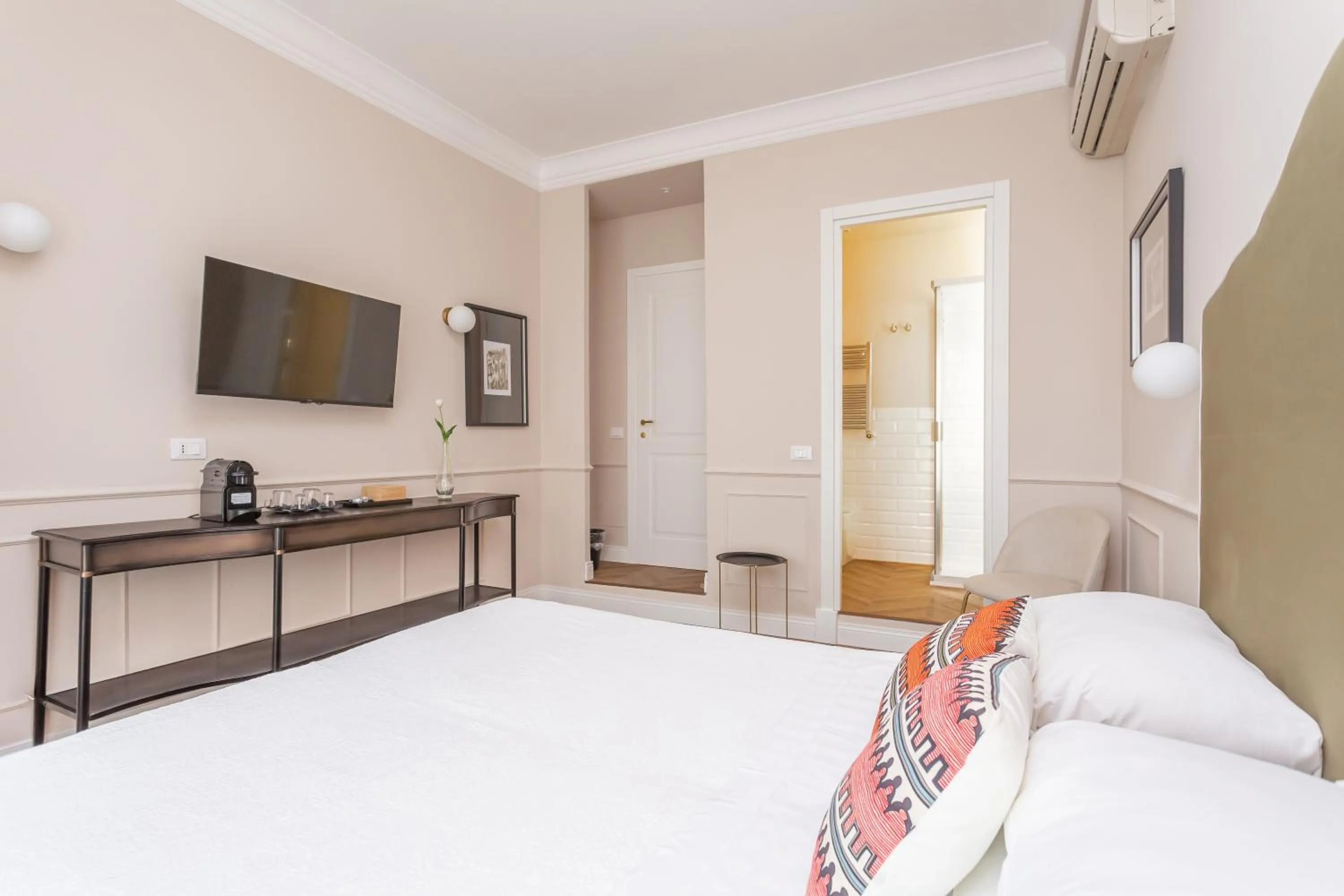 Bed in Rome Central Inn