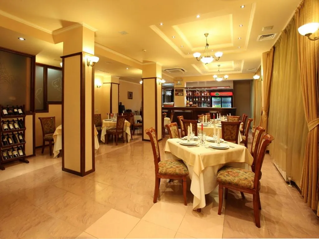 Restaurant/places to eat in Contessa Hotel