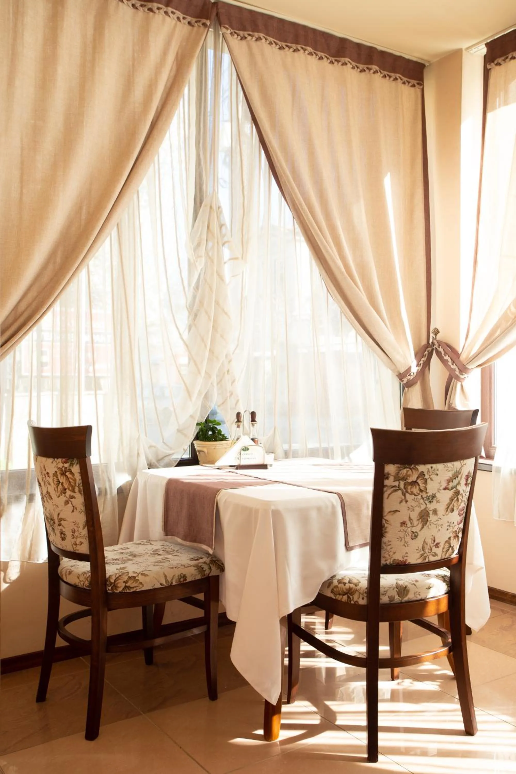 Restaurant/places to eat in Contessa Hotel