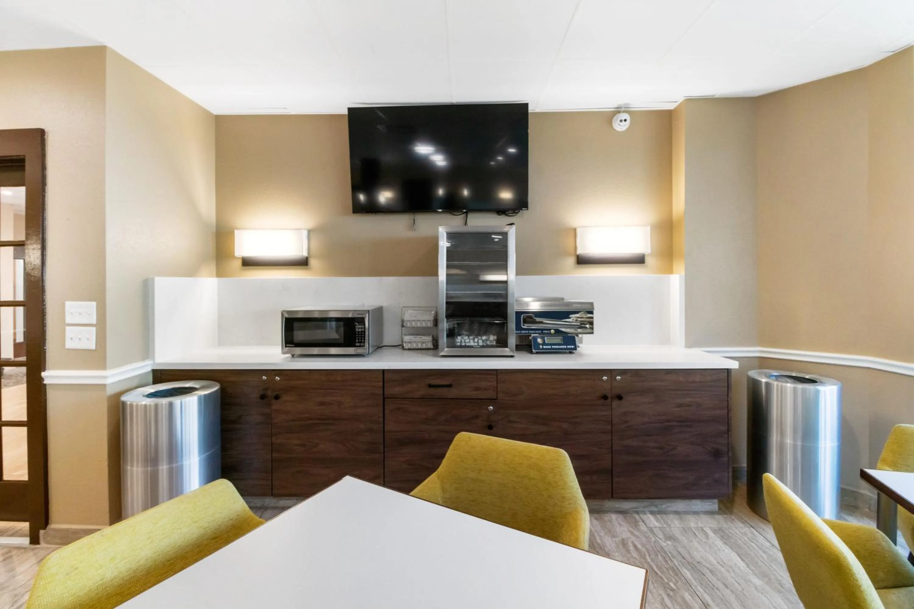 Communal kitchen in Beachfront Palms Hotel Galveston