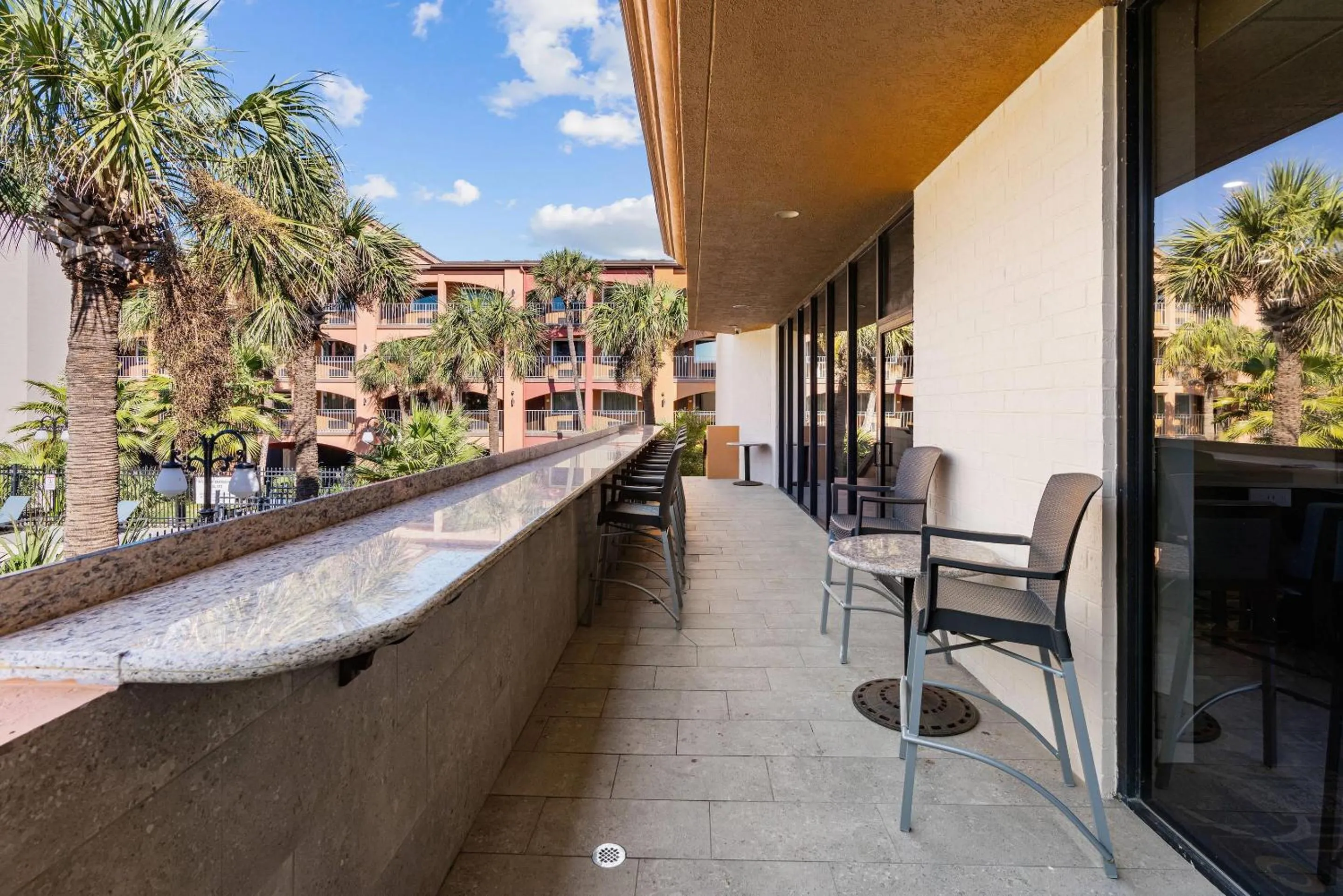 Lounge or bar in Clarion Pointe Galveston - Beachfront