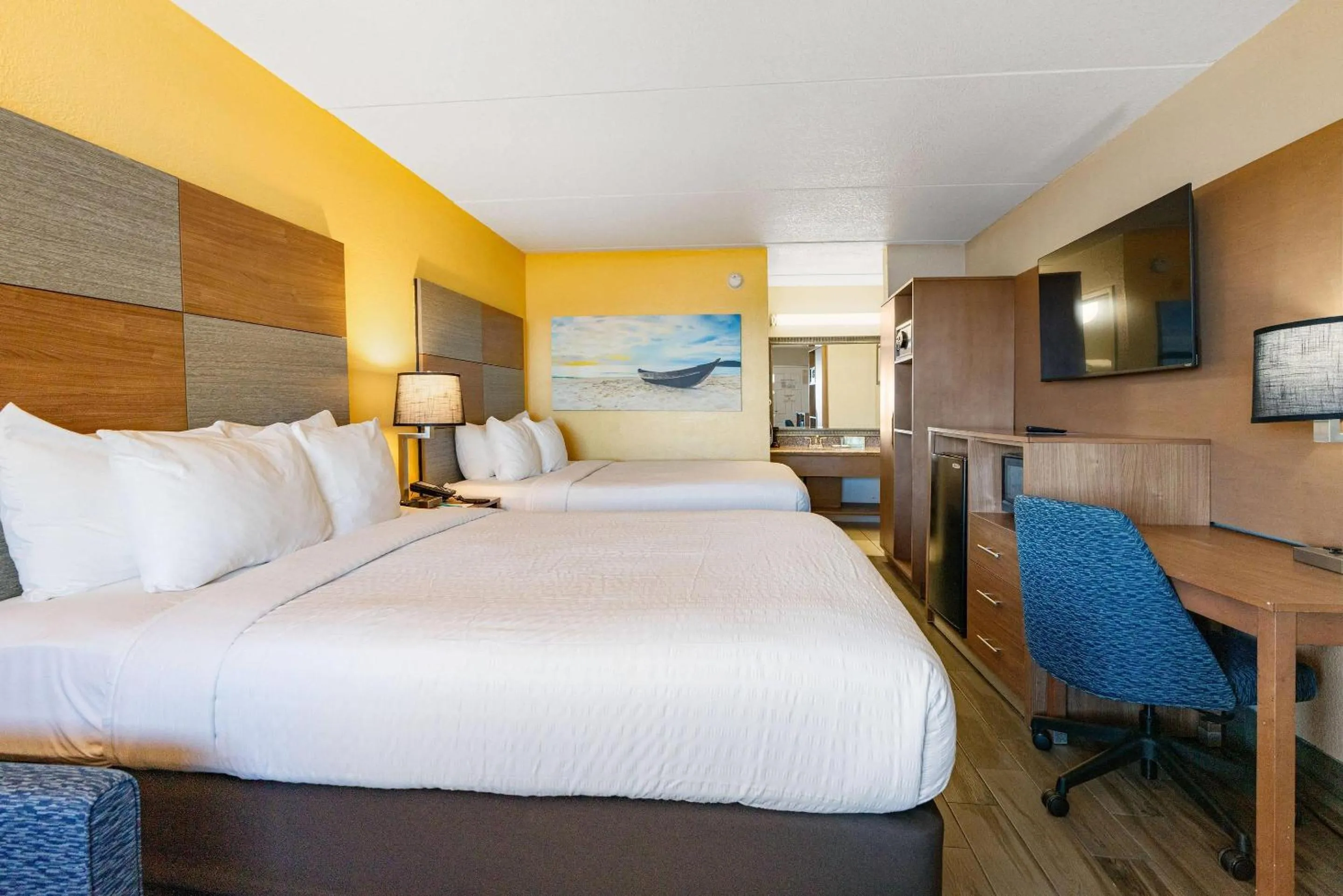 Bedroom, Bed in Clarion Pointe Galveston - Beachfront