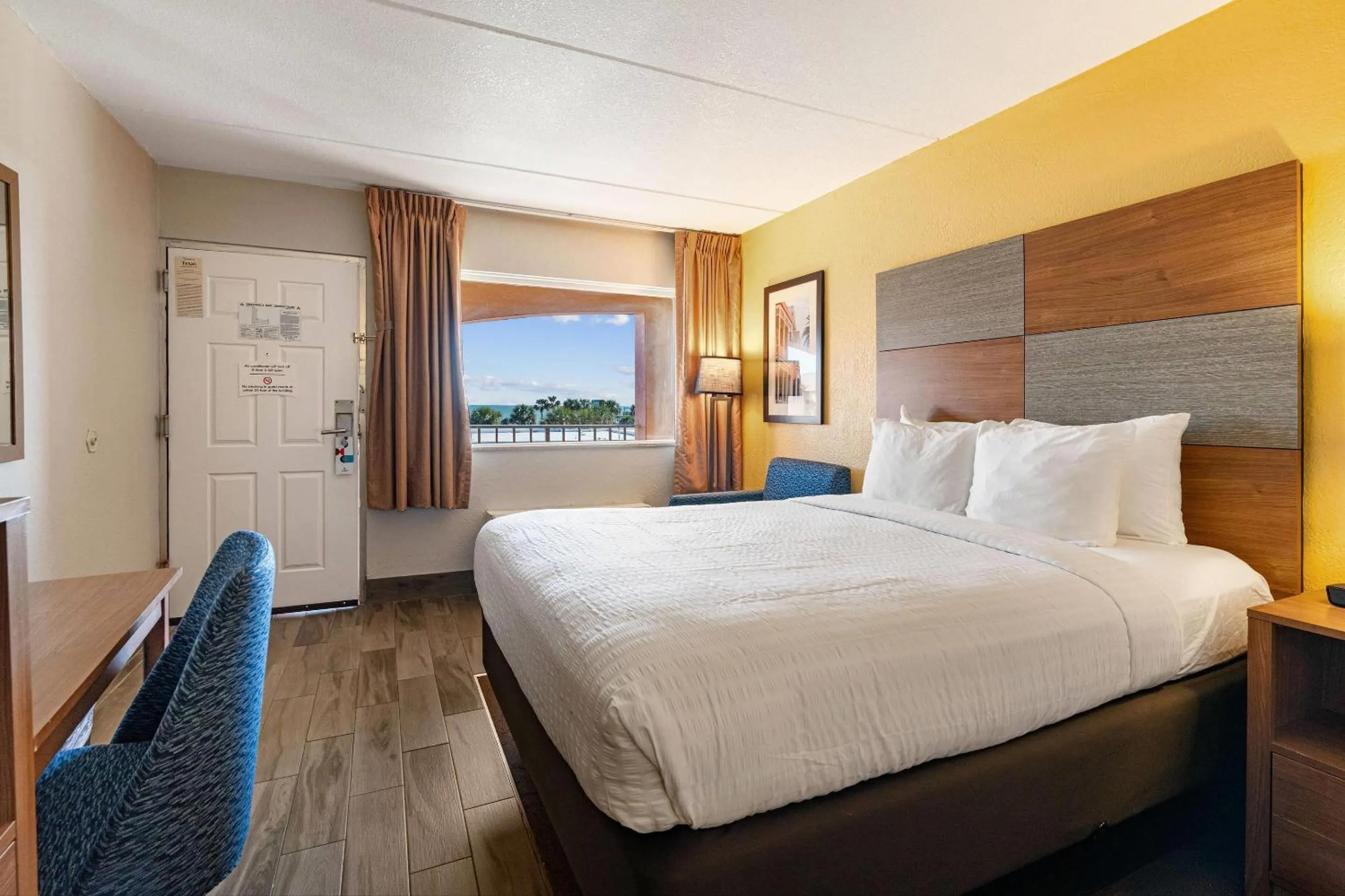 Bedroom, Bed in Clarion Pointe Galveston - Beachfront