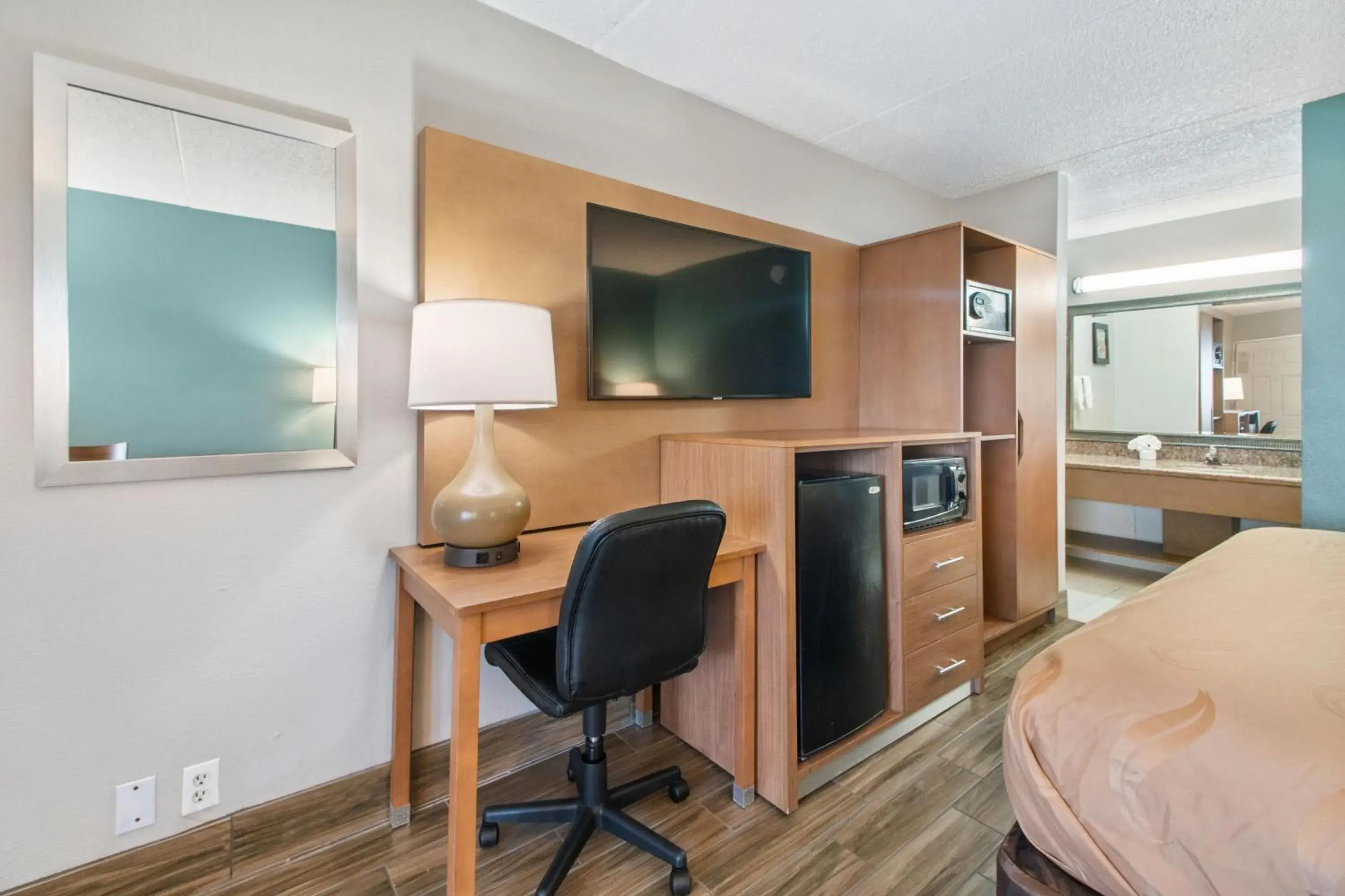 Queen Room with Two Queen Beds - Disability Access in Beachfront Palms Hotel Galveston Queen Room with Two Queen Beds - Disability Access in Beachfront Palms Hotel Galveston