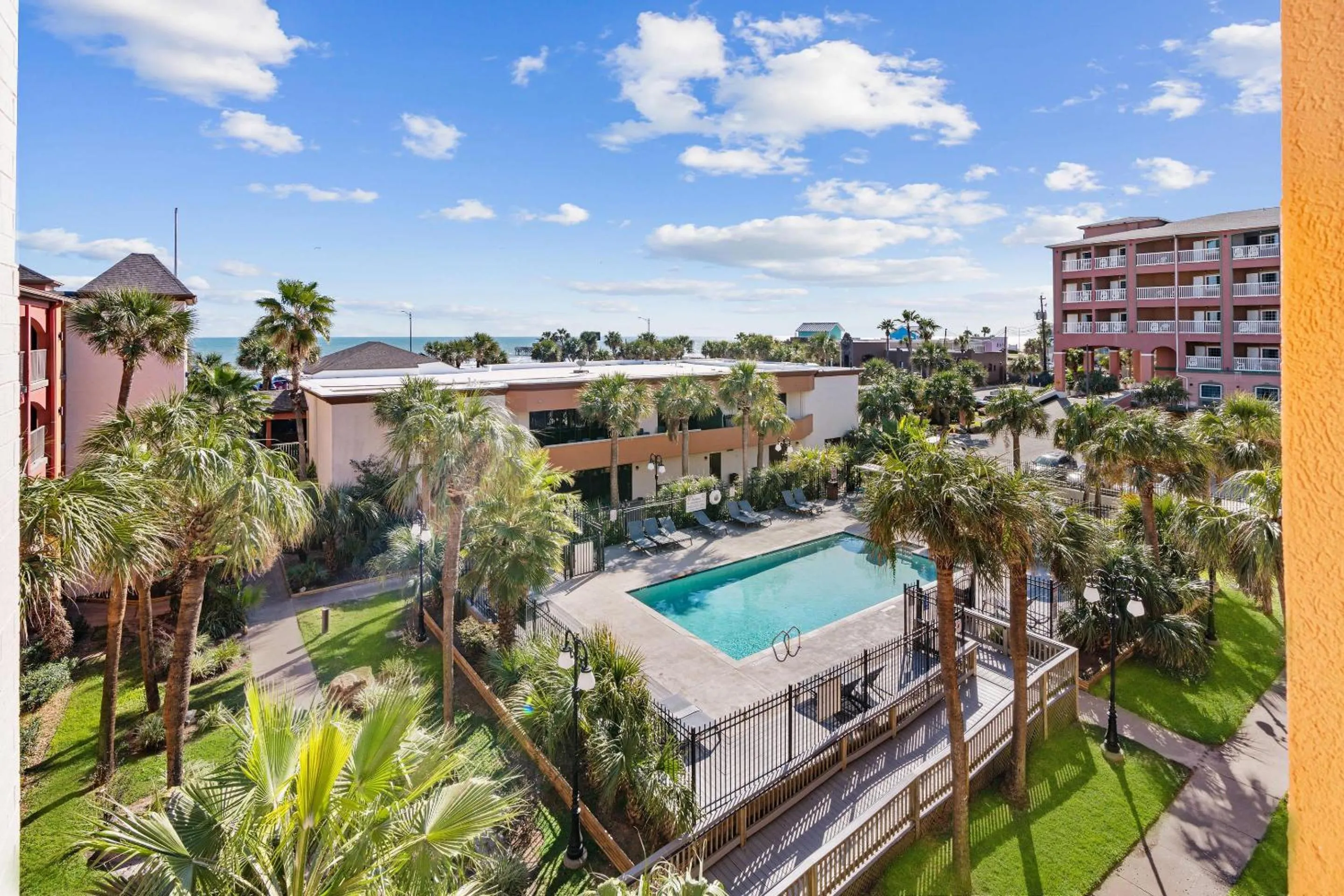 Swimming pool in Clarion Pointe Galveston - Beachfront