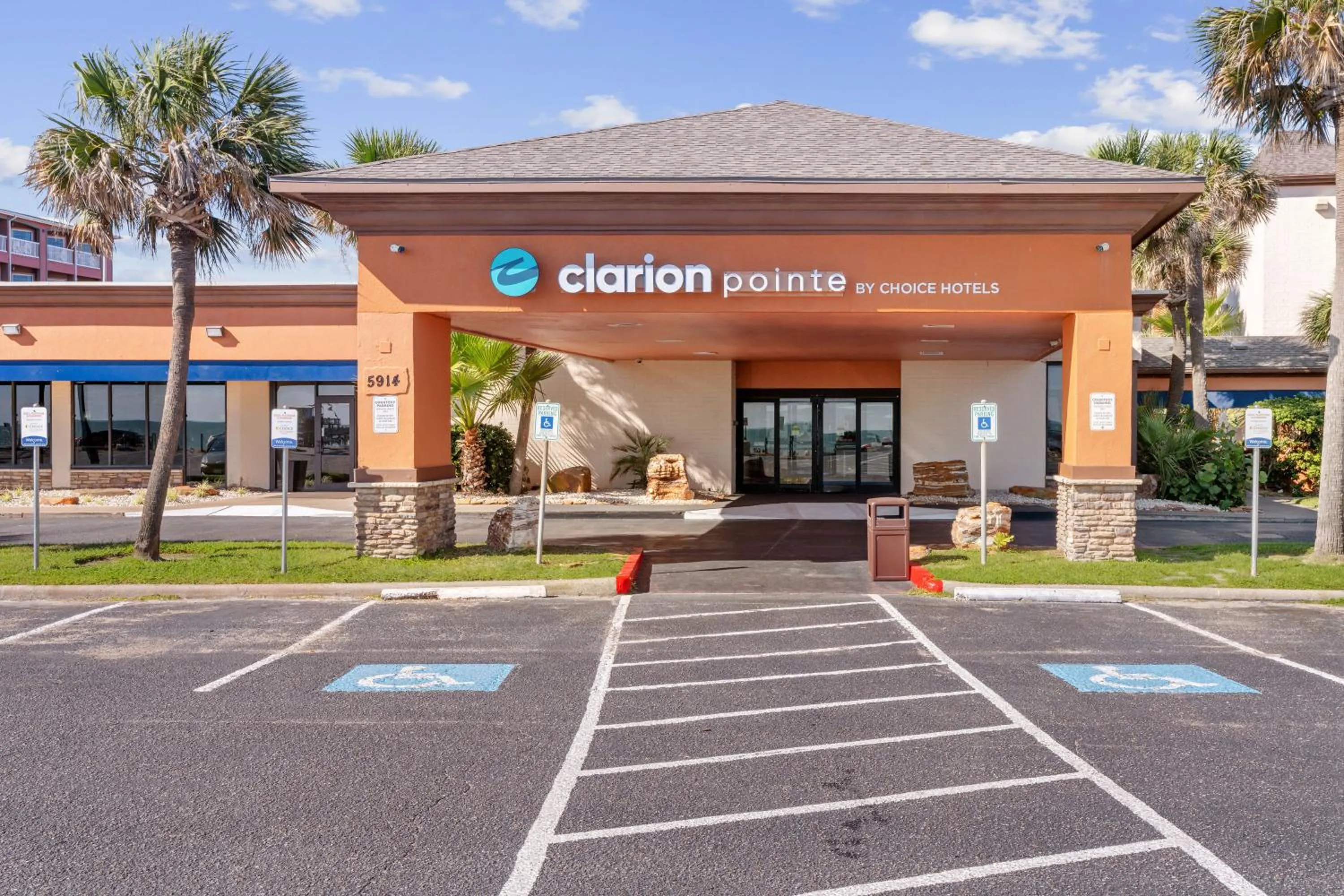 Facade/entrance in Clarion Pointe Galveston - Beachfront