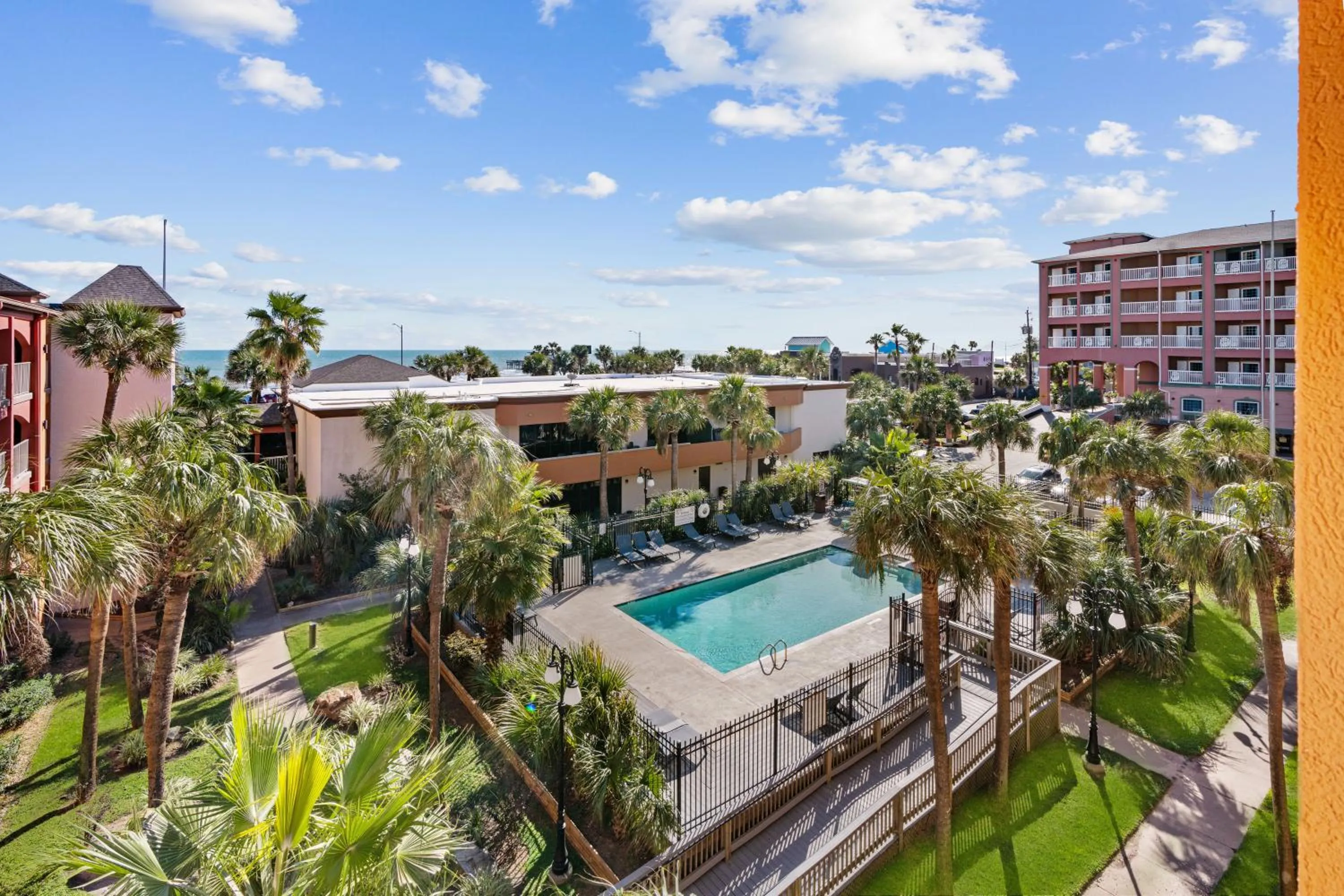 Garden view in Clarion Pointe Galveston - Beachfront