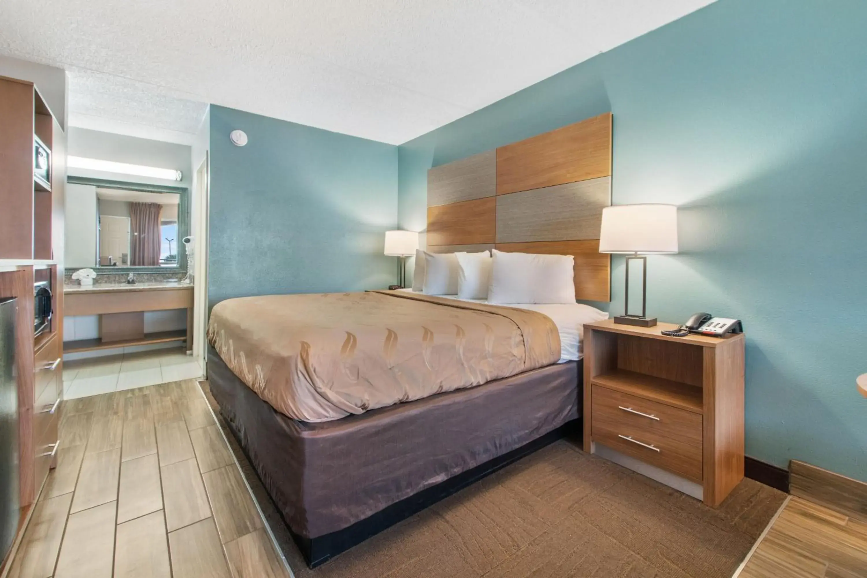 Economy King Room in Beachfront Palms Hotel Galveston Economy King Room in Beachfront Palms Hotel Galveston