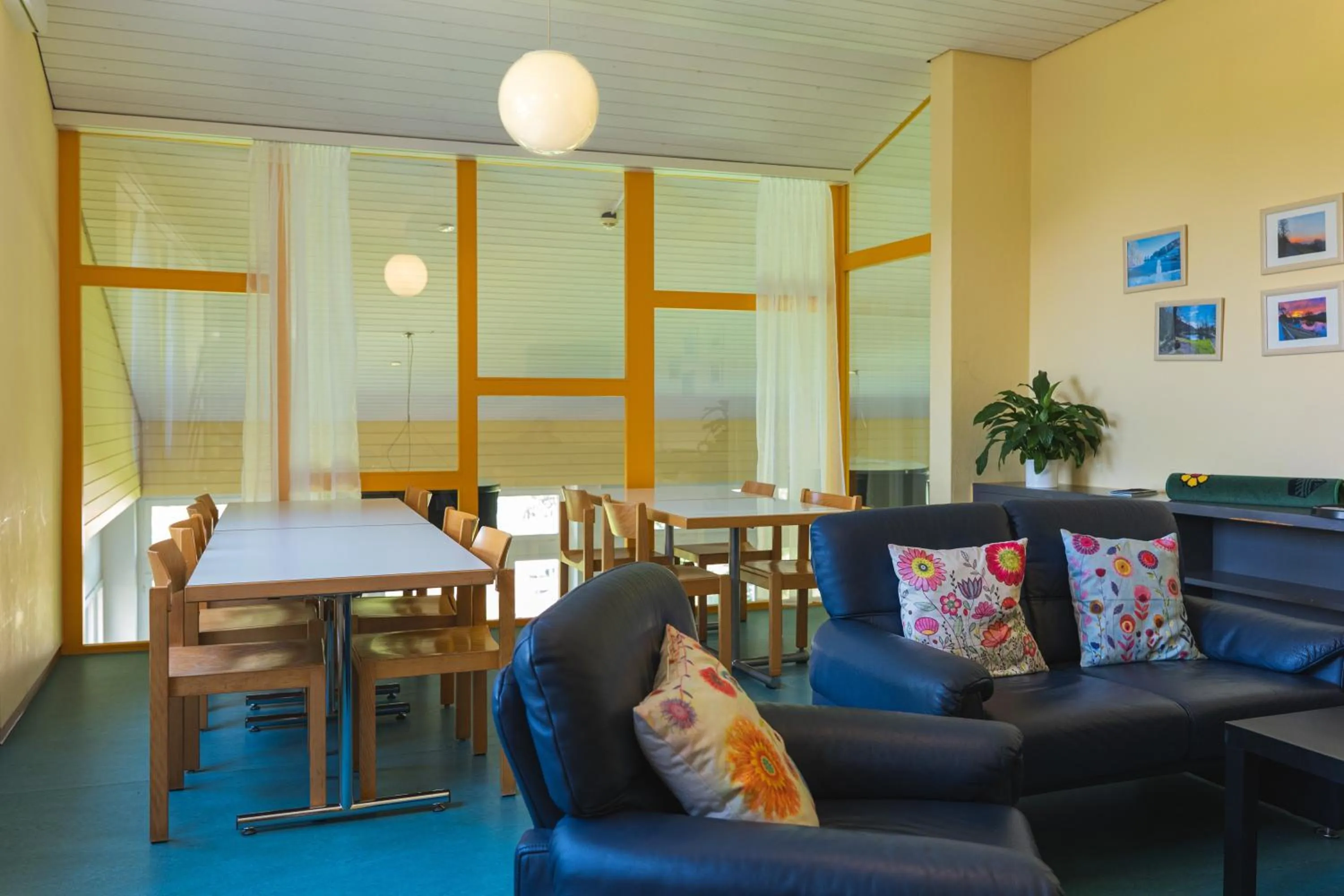 Communal lounge/ TV room in St. Gallen Youth Hostel