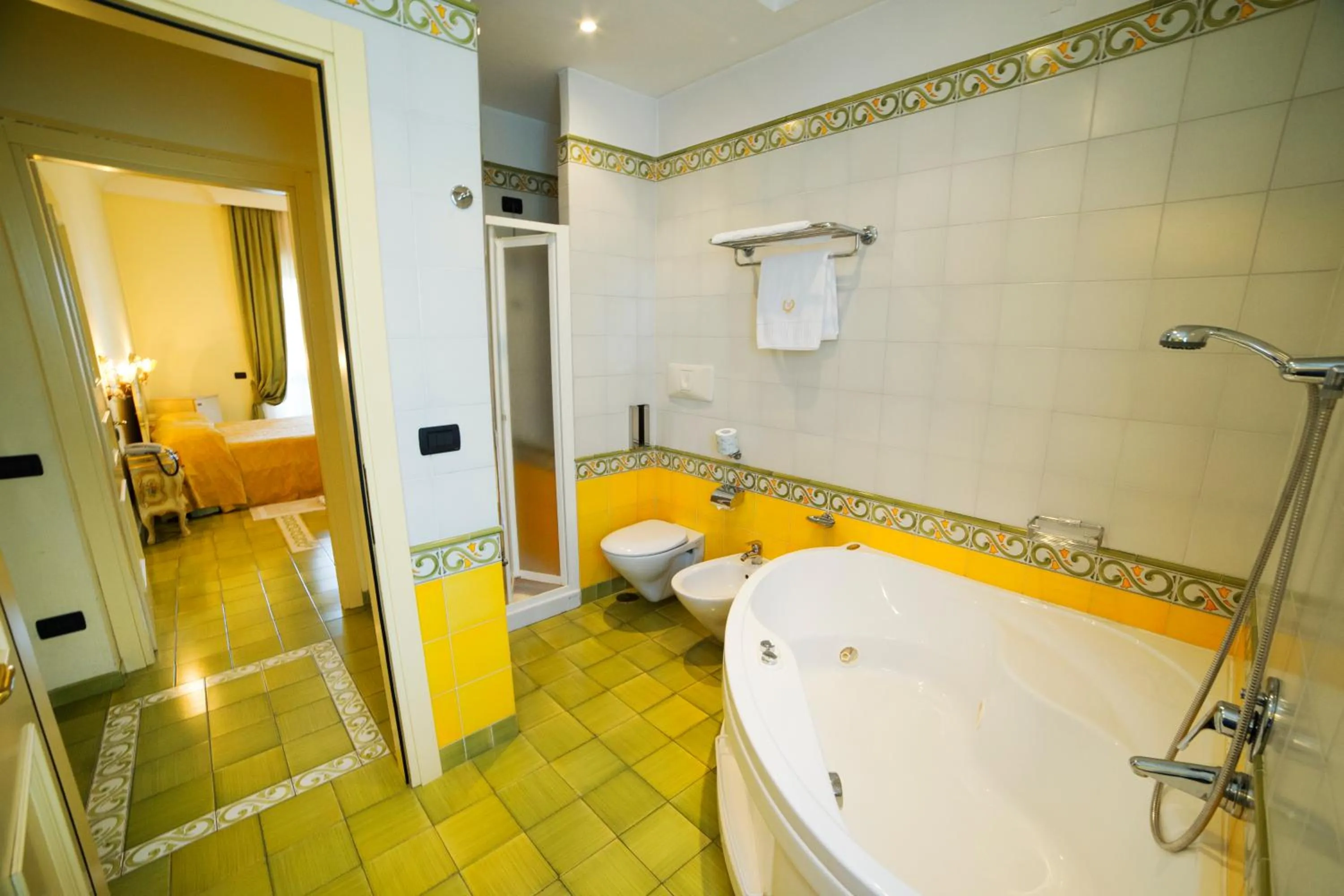 Shower in Grande Albergo Miramare