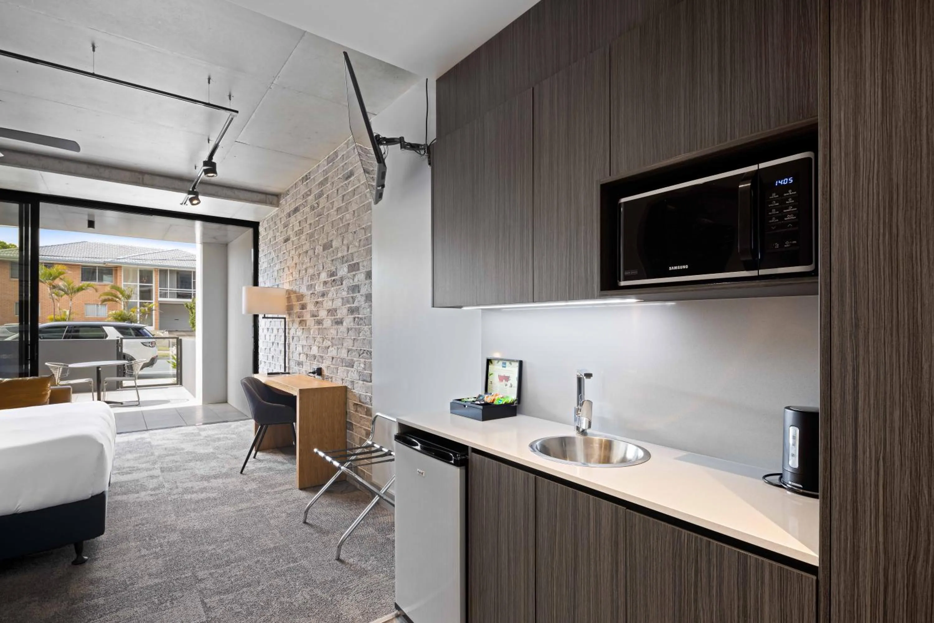 Coffee/tea facilities, Bed in The Sebel Brisbane Margate Beach