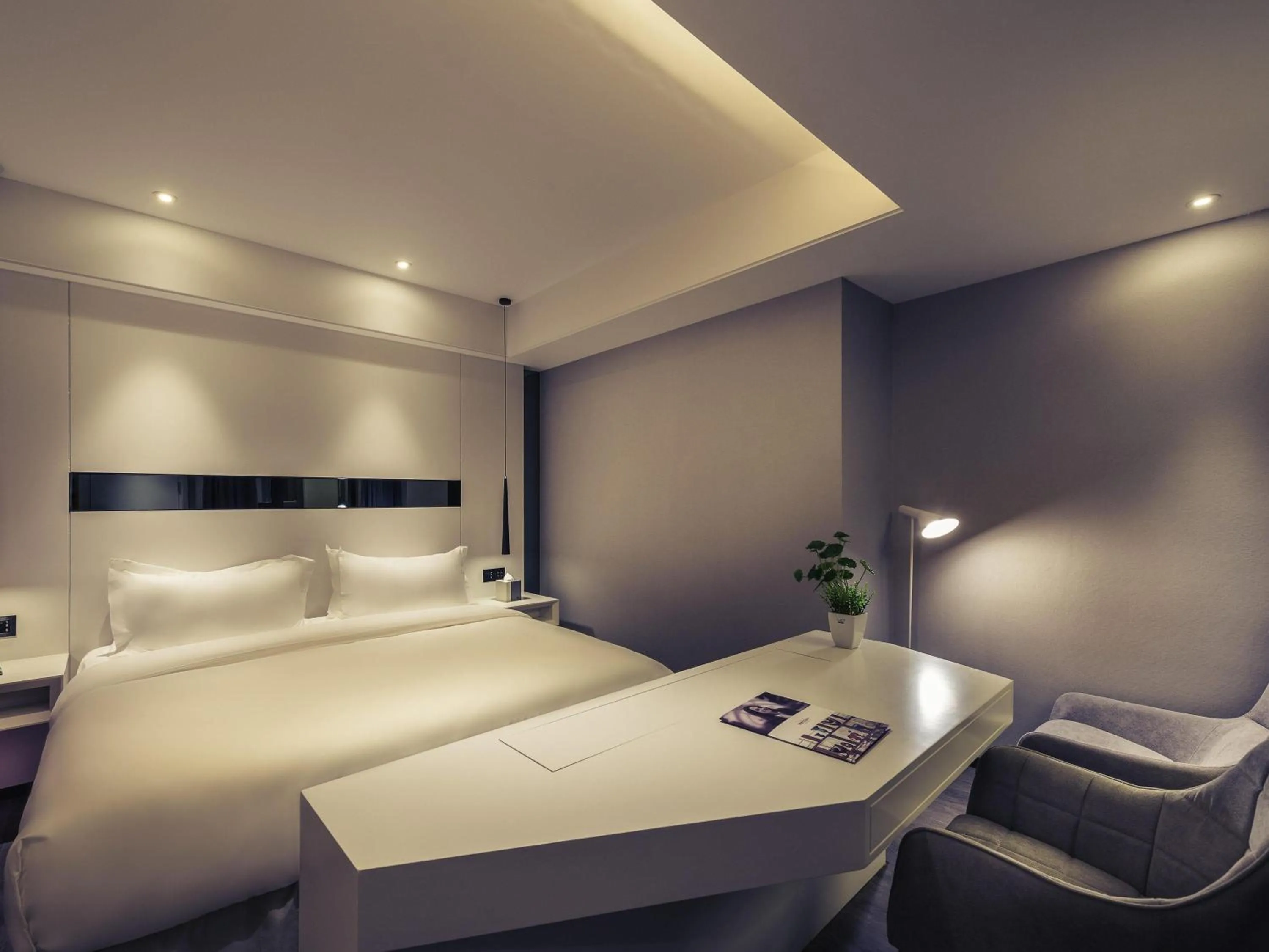 Bathroom, Bed in Mercure Hangzhou Qianjiang