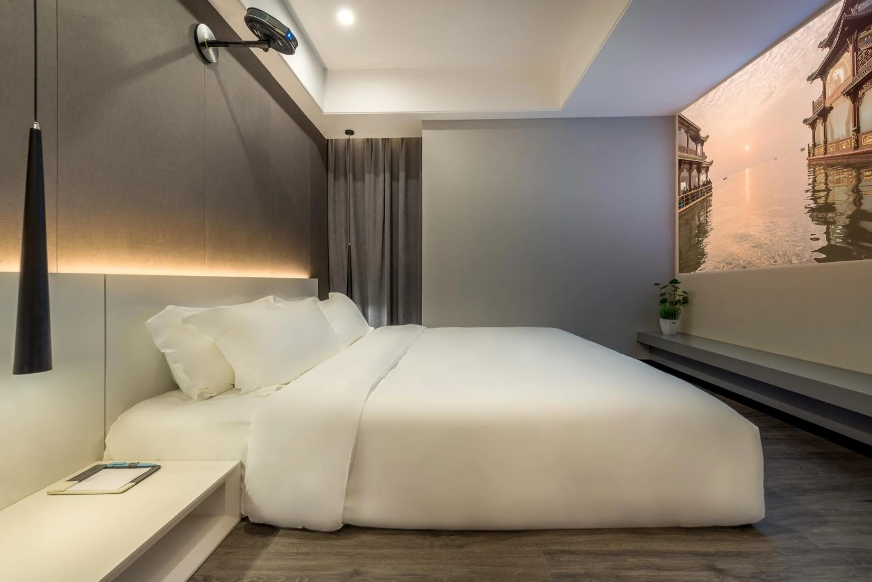 Bed in Mercure Hangzhou Qianjiang