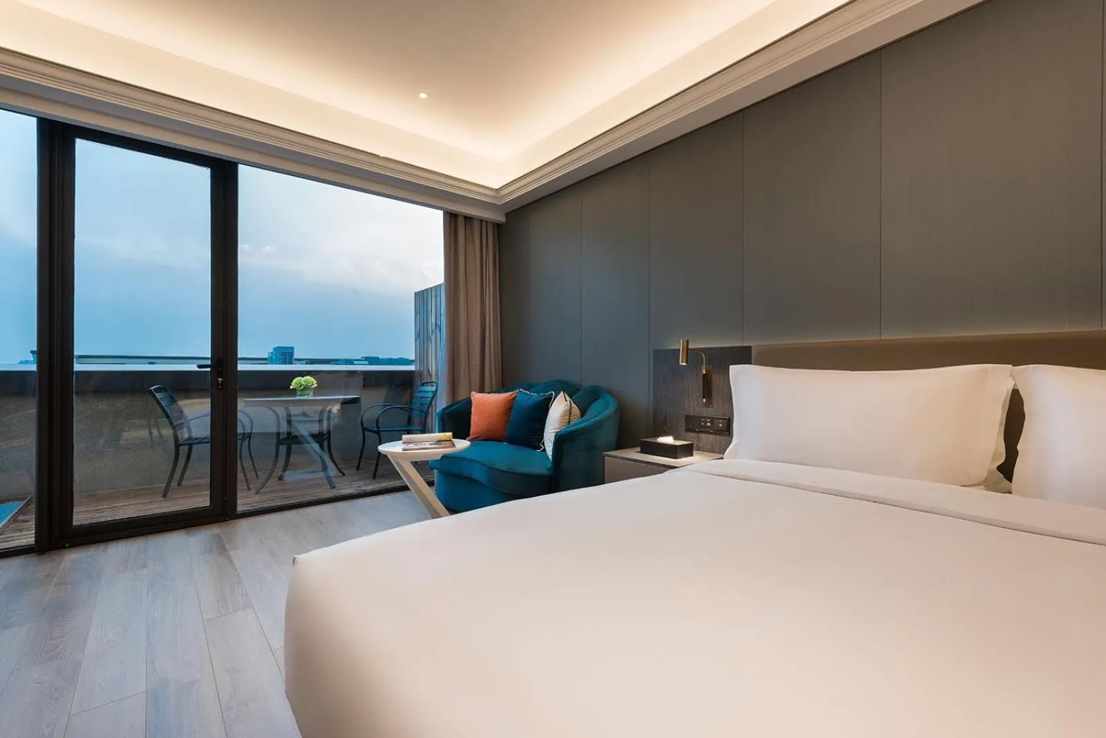 Photo of the whole room, Bed in Mercure Shanghai NECC