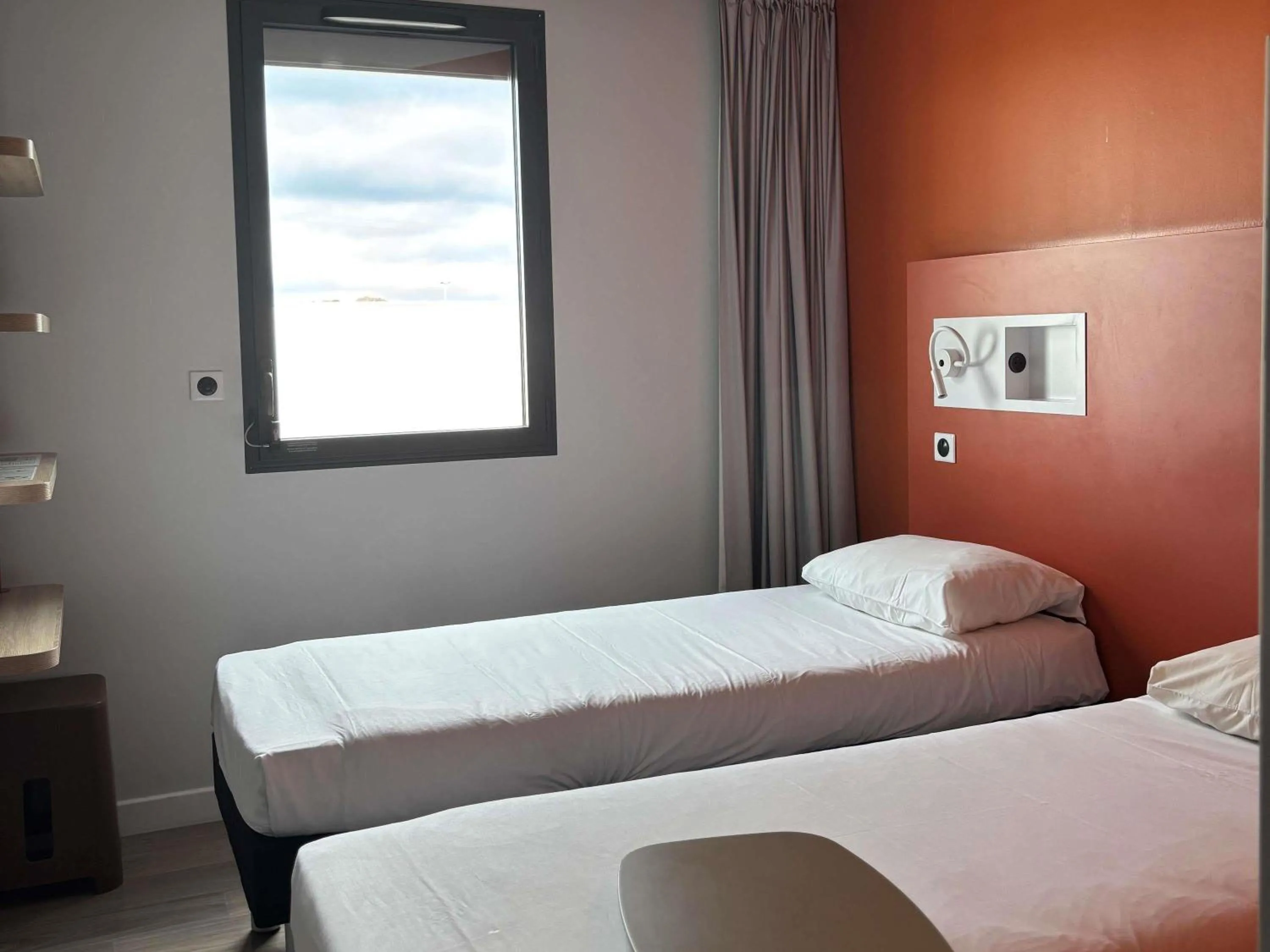 Bedroom, Bed in ibis budget Rennes Rte Lorient