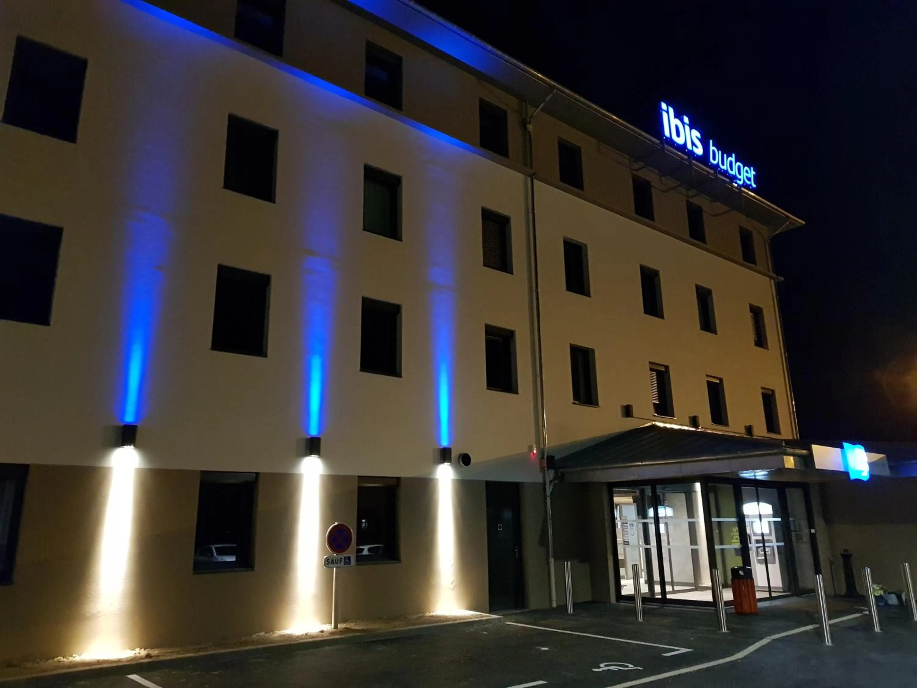 Facade/entrance in ibis budget Rennes Rte Lorient